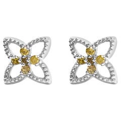 Orecchini a perno a 4 petali con diamanti in argento 925, trattati in giallo.