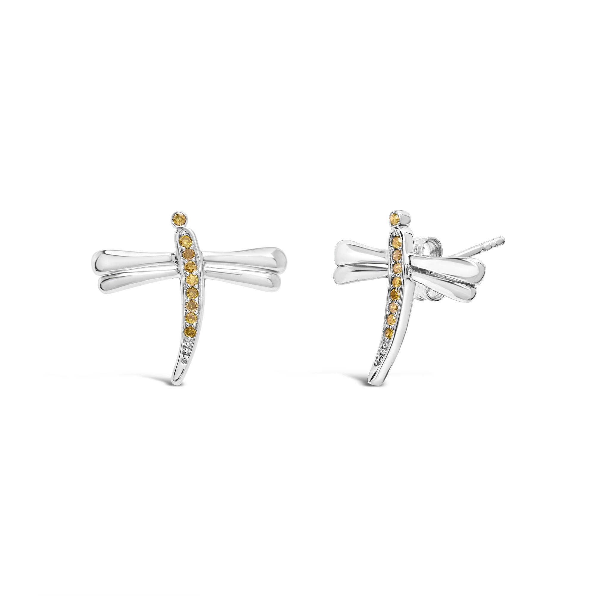 Adorna le tue orecchie con l'incantevole bellezza della natura catturata da questi squisiti orecchini a perno a forma di libellula, realizzati in argento 925 rodiato per una brillantezza e una resistenza durature. Ogni pezzo celebra la forma