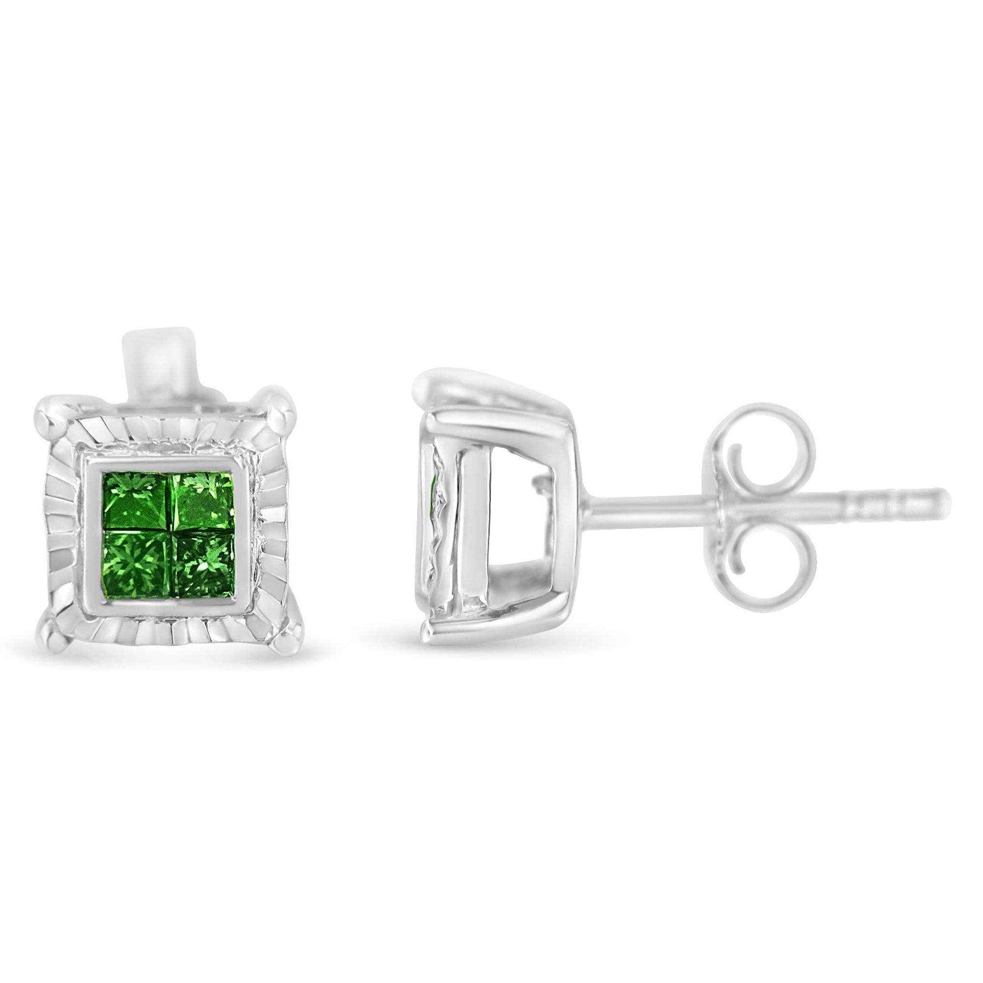 Découvrez l'allure enchanteresse de ces boucles d'oreilles en argent sterling, chacune mettant en valeur un quatuor de diamants de taille princesse, d'origine naturelle et rehaussés d'une teinte verte vive pour capturer l'essence de la beauté