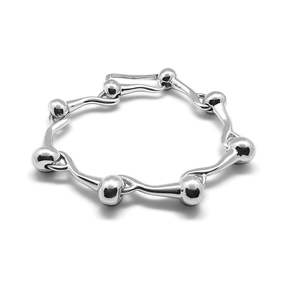 The 925core unisex chain bracelet is elegantly subversive and defined by the boldness and power of sterling silver metal. Its design is a modern interpretation of punk accessories. Signature gauge links play with proportion and balance.
Polished