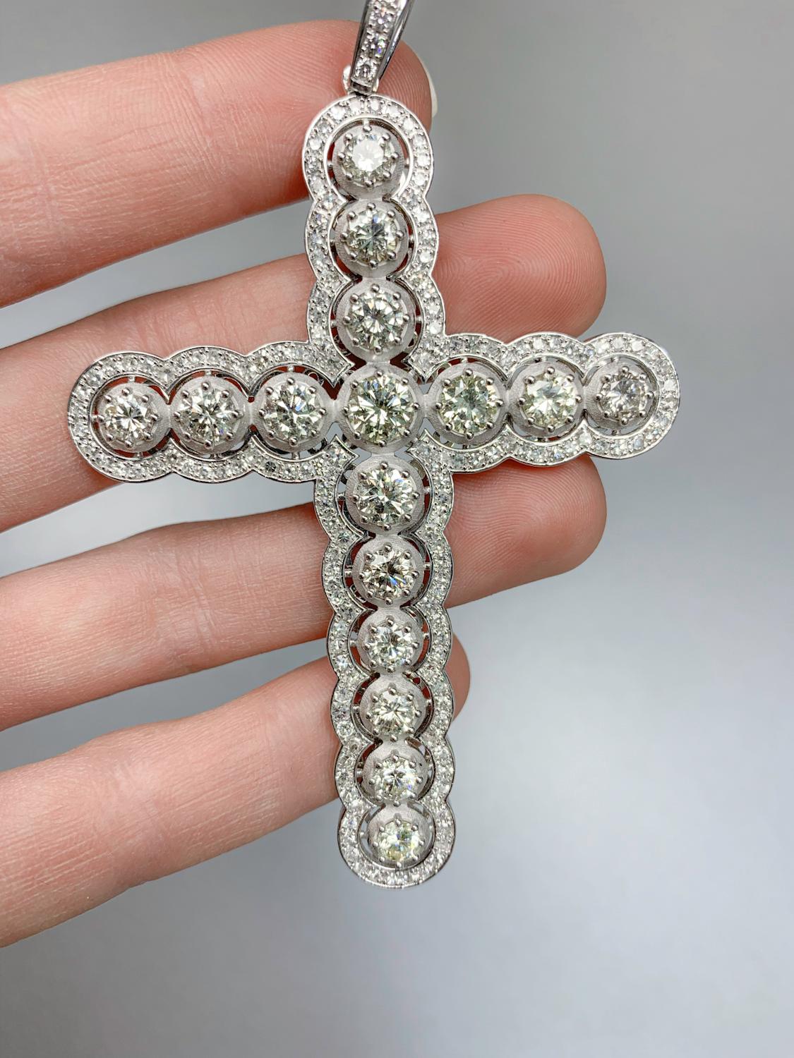Taille ronde Pendentif croix en or 18 carats avec diamant de 9,26 carats en vente