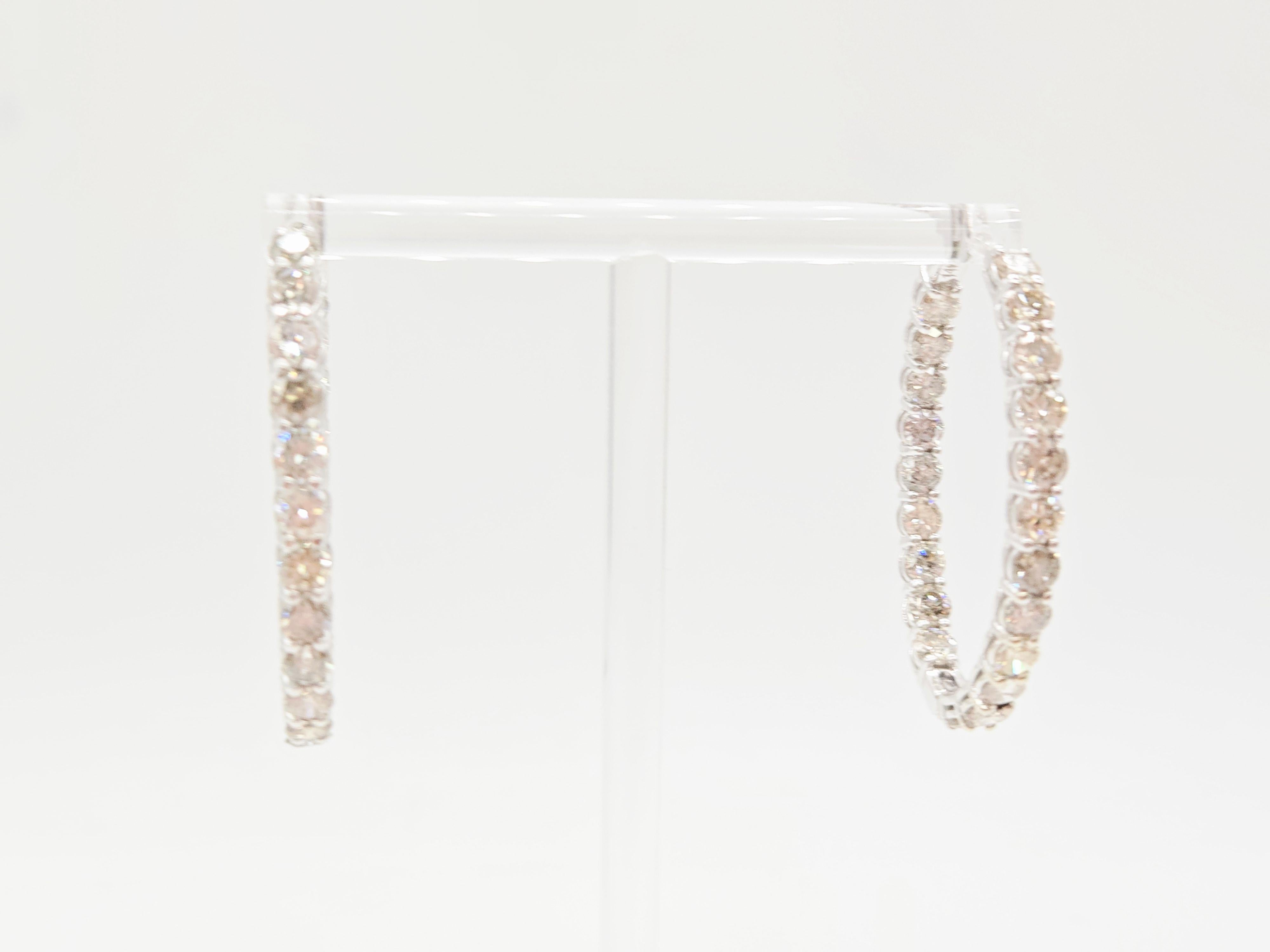 Fai una dichiarazione indimenticabile con questi affascinanti orecchini a cerchio ovali grandi, che sfoggiano un totale di 9,26 carati di diamanti tondi brillanti naturali. Incastonato in un elegante oro bianco da 14 carati, ogni diamante è
