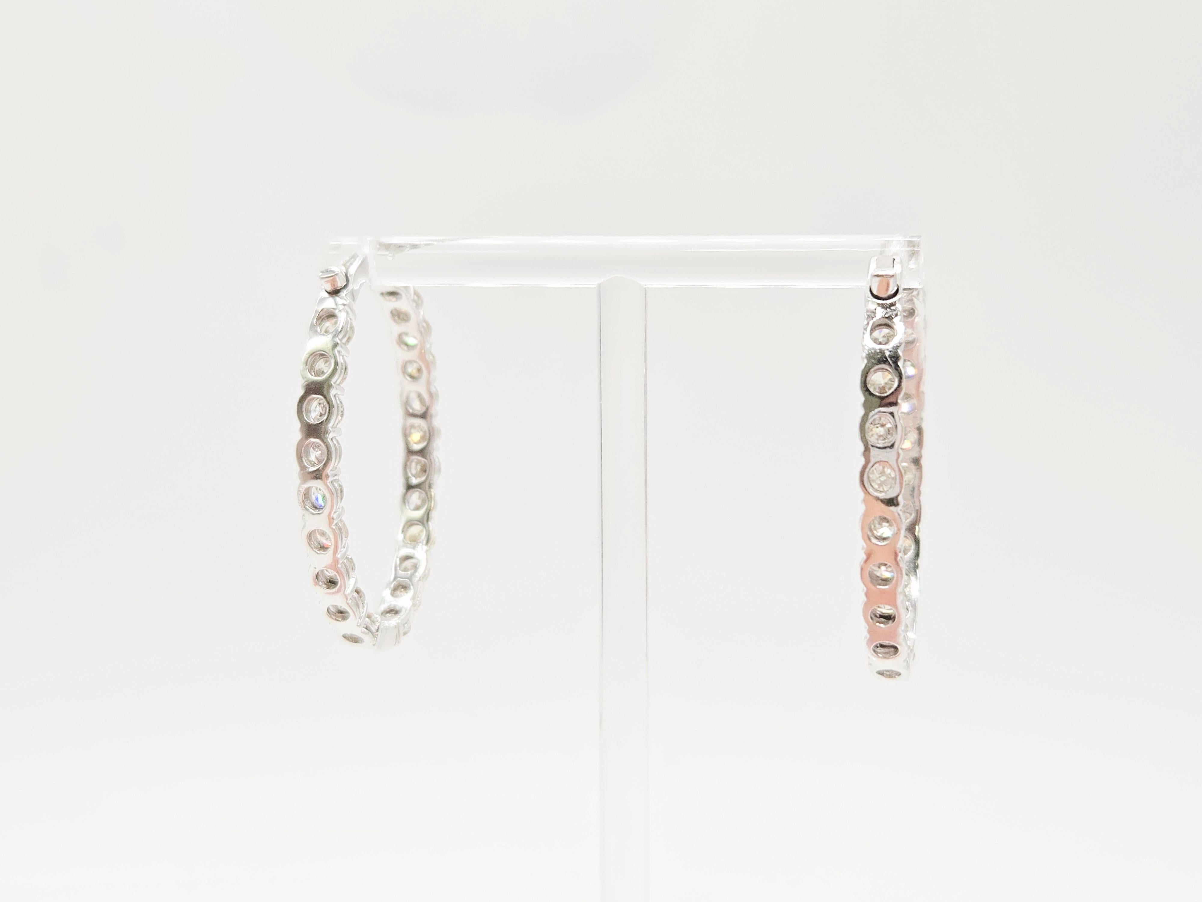 Orecchini a cerchio ovali grandi con diamante naturale da 9,26 carati in oro bianco 14 carati In condizioni Nuovo in vendita a Great Neck Plaza, NY