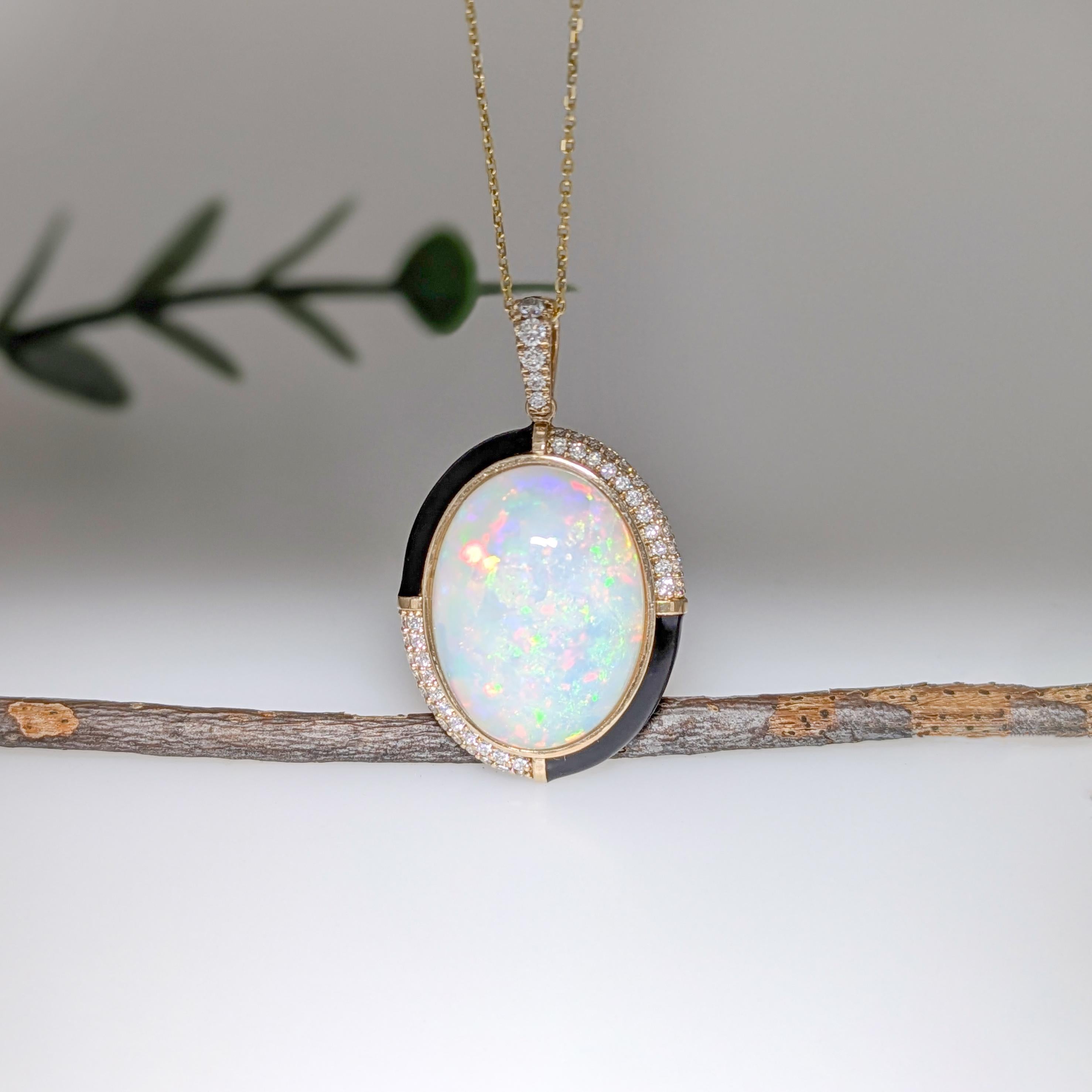 Taille ovale Pendentif en or massif 14 carats avec opale de 9,26 carats et accents de diamants en or massif 14 carats en vente