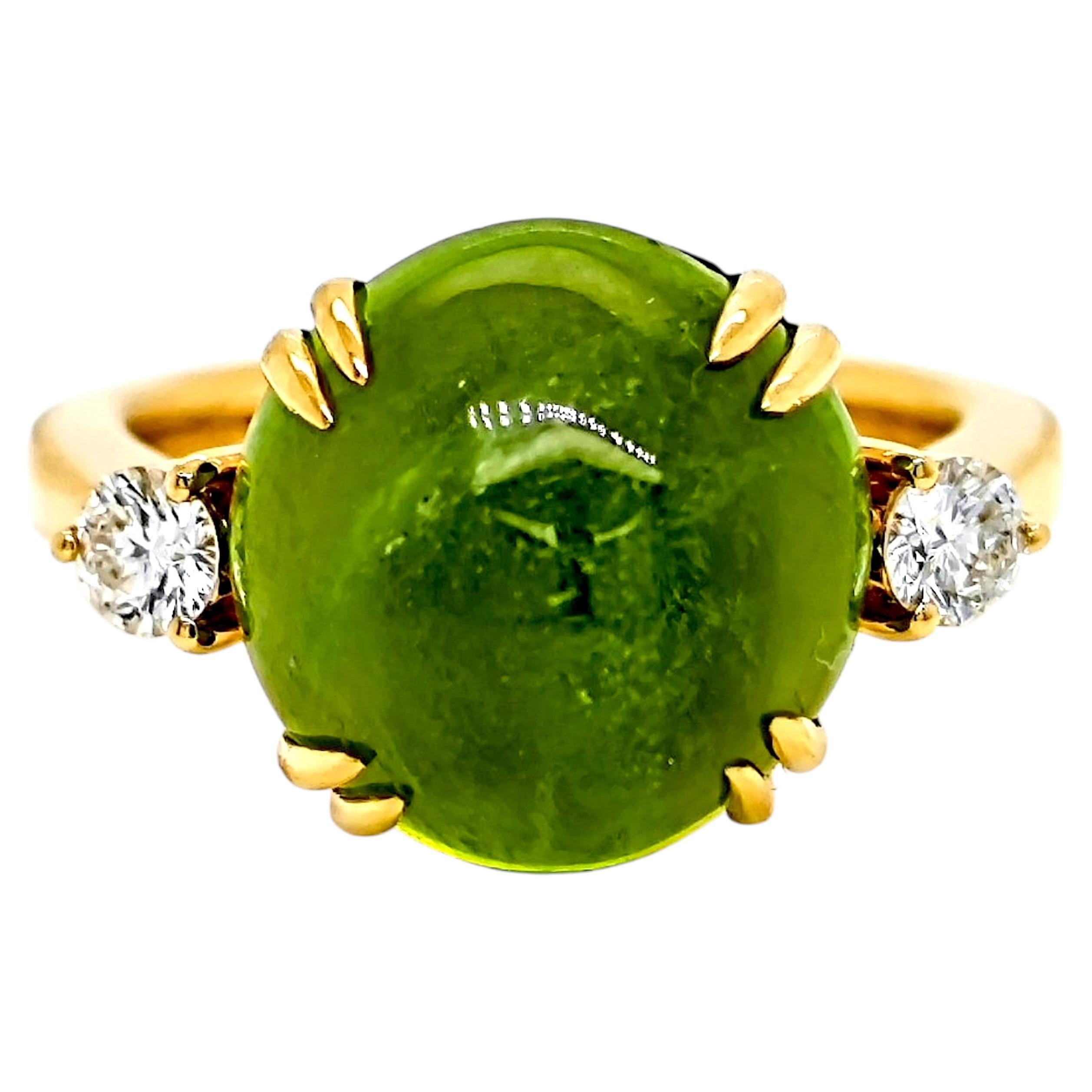 Anello in oro giallo con diamante rotondo e peridoto da 9.26 carati in vendita