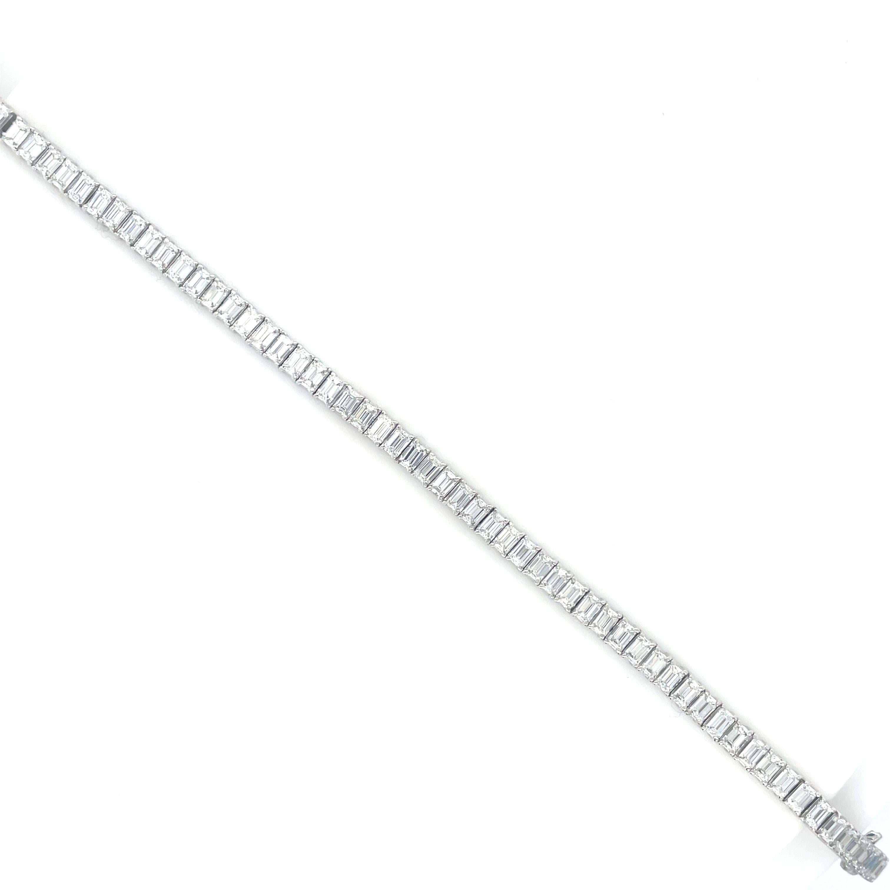 Questo bracciale classico contiene 63 diamanti taglio smeraldo per un peso totale di circa 9,27 carati. Realizzato in oro bianco, questo bracciale è estremamente ben fatto ed è un'aggiunta perfetta alla tua collezione.

Timbro: 14K
Materiale: Oro