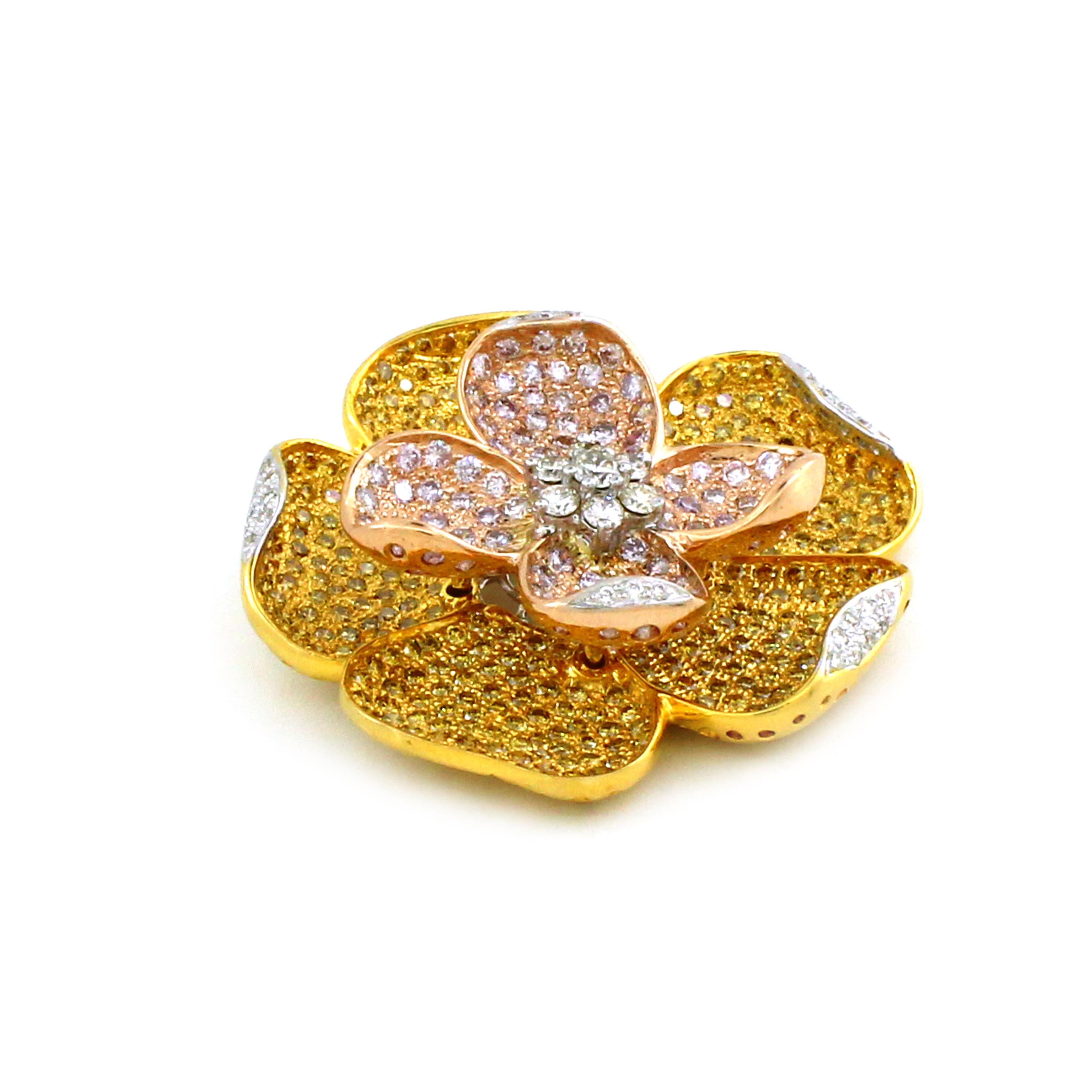 Questo splendido ciondolo con spilla si ispira all'eleganza senza tempo di un fiore, progettato per farsi notare in ogni occasione. I petali di base sono impreziositi da vibranti diamanti rotondi gialli per un totale di 6,02 carati, incastonati in