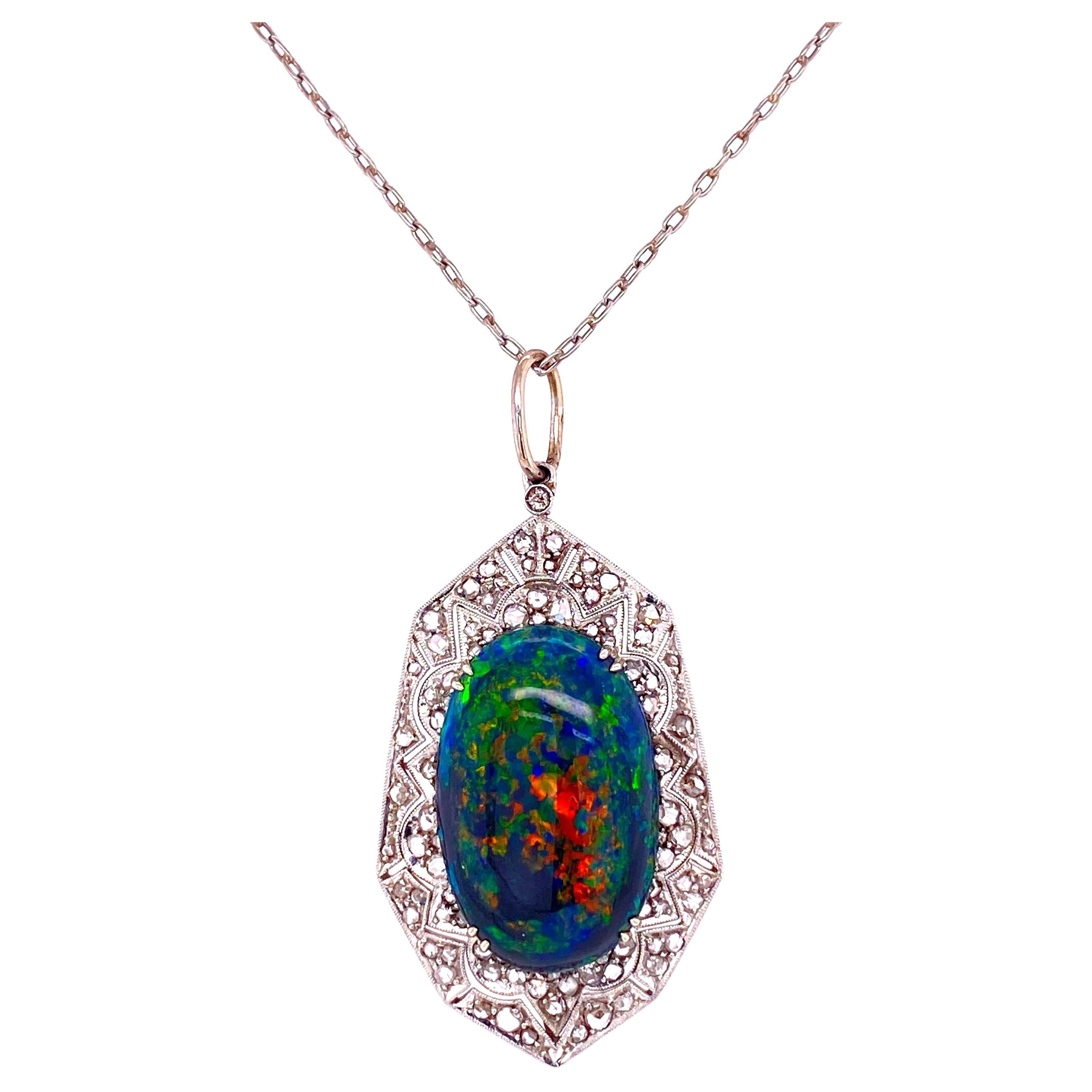 Vieux collier pendentif en platine avec opale noire et diamants.