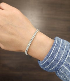 Bracelet tennis en diamants taille émeraude de 9,28 carats, monté sur platine