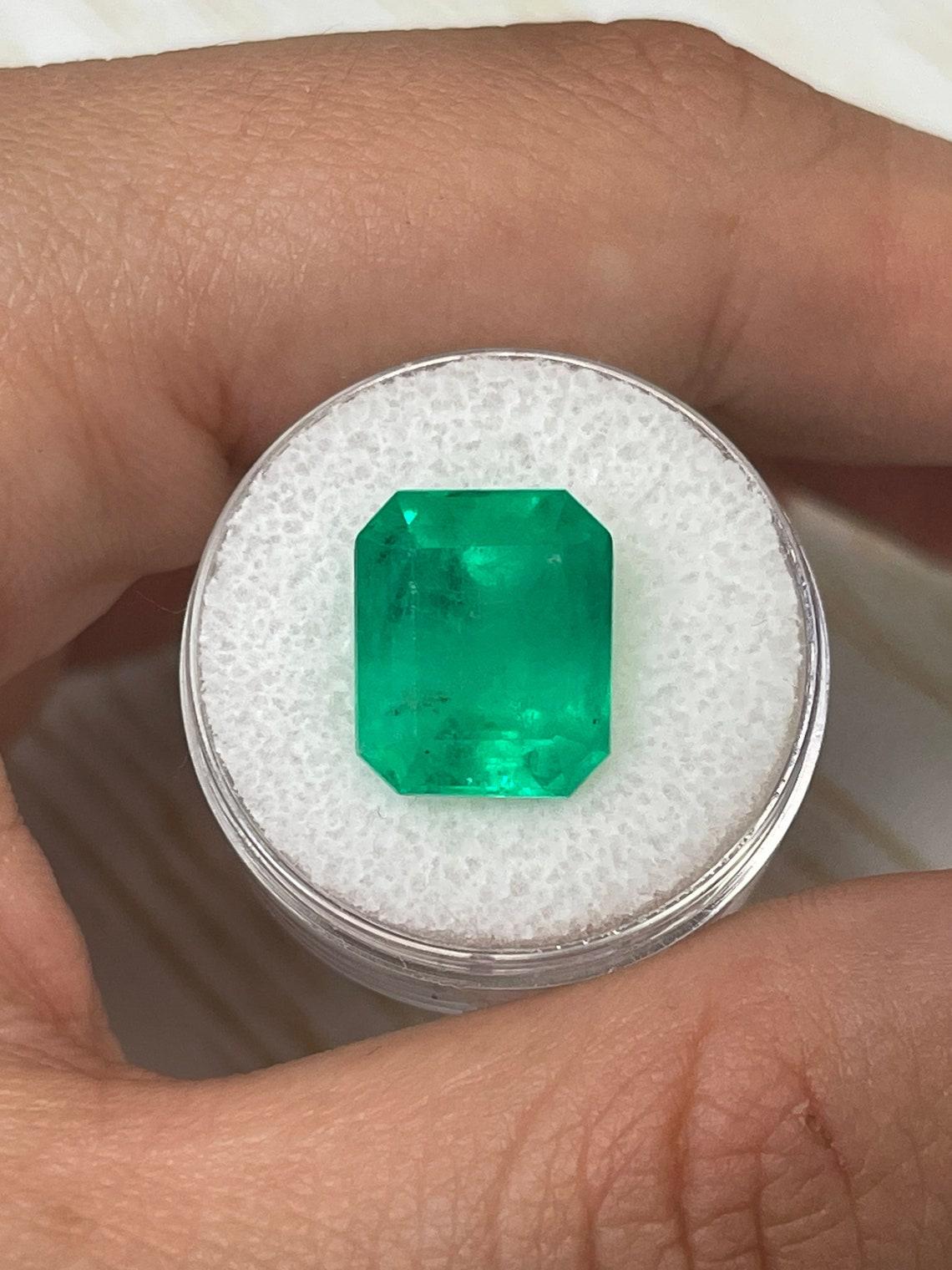 Stone: Emerald
Weight: 9.28-carats
Shape: Emerald Cut
Clarity: Transparent
Luster: Very Good
Color: Yellowish Green
Measurements: 13.49mm x 11.37mm x 8.91mm
Geographic Origin: Colombia
Treatment: Natural, Oiling

Comments: Due to their growth