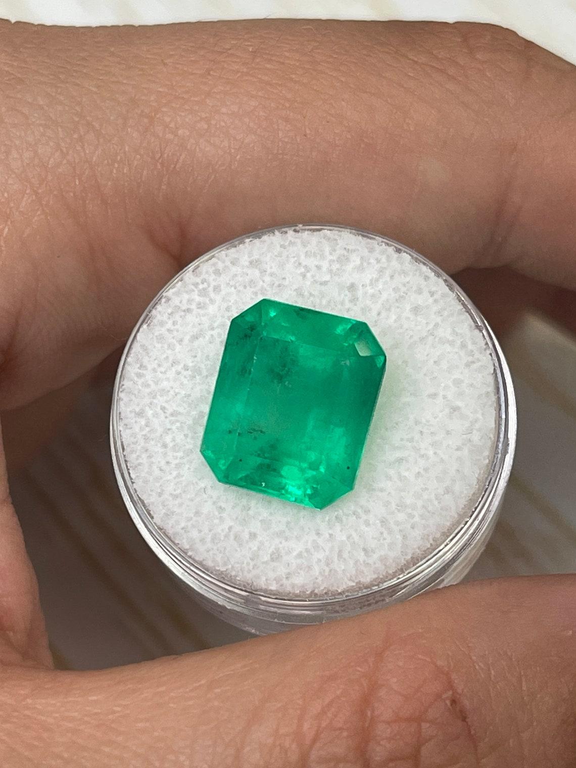 Modern 9.28ct Yellowish Green Emerald Cut Colombian Gem 13x11 Genuine May Birthstone For Sale