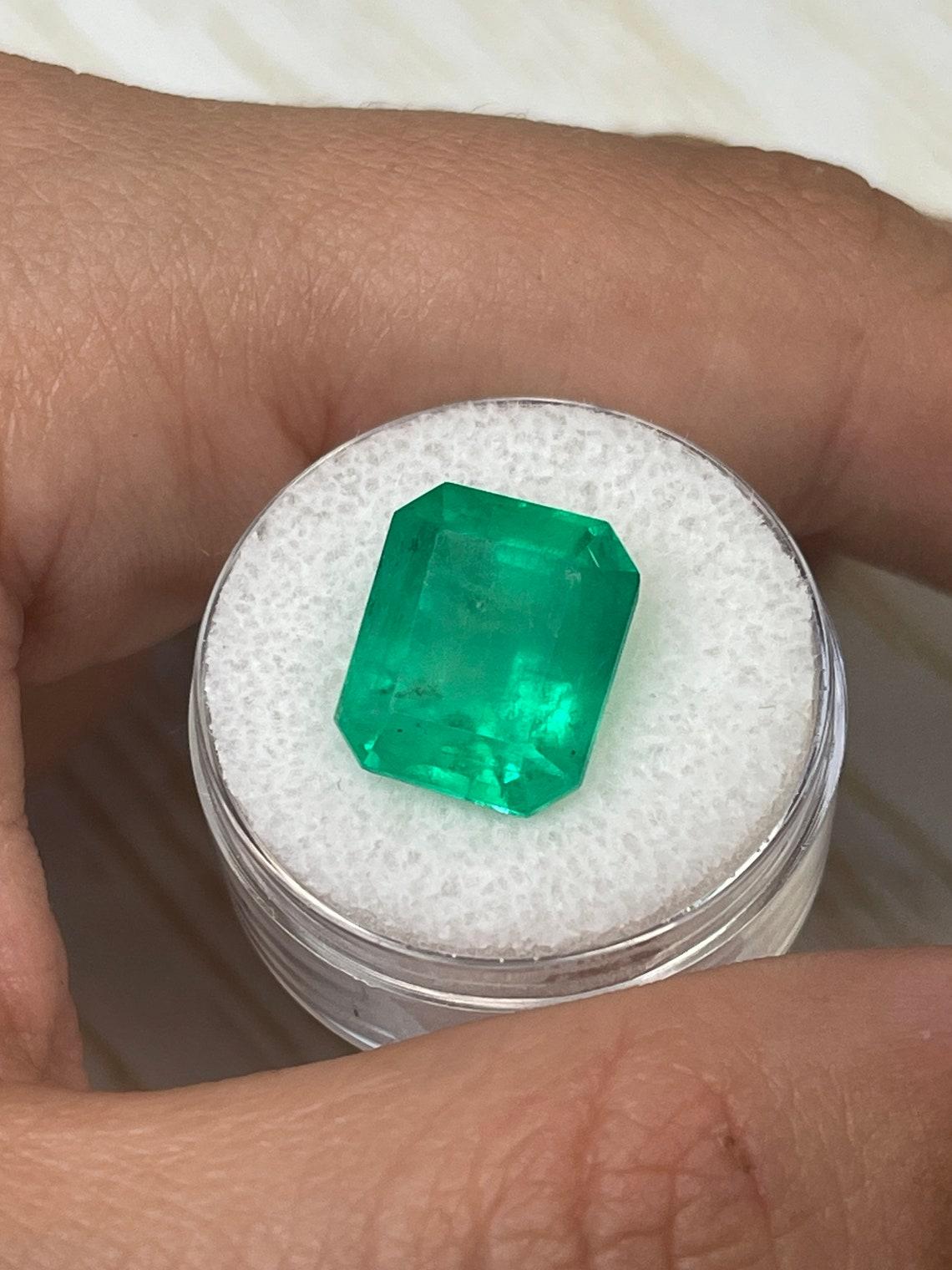 9.28ct Yellowish Green Emerald Cut Colombian Gem 13x11 Genuine May Birthstone In New Condition For Sale In Jupiter, FL