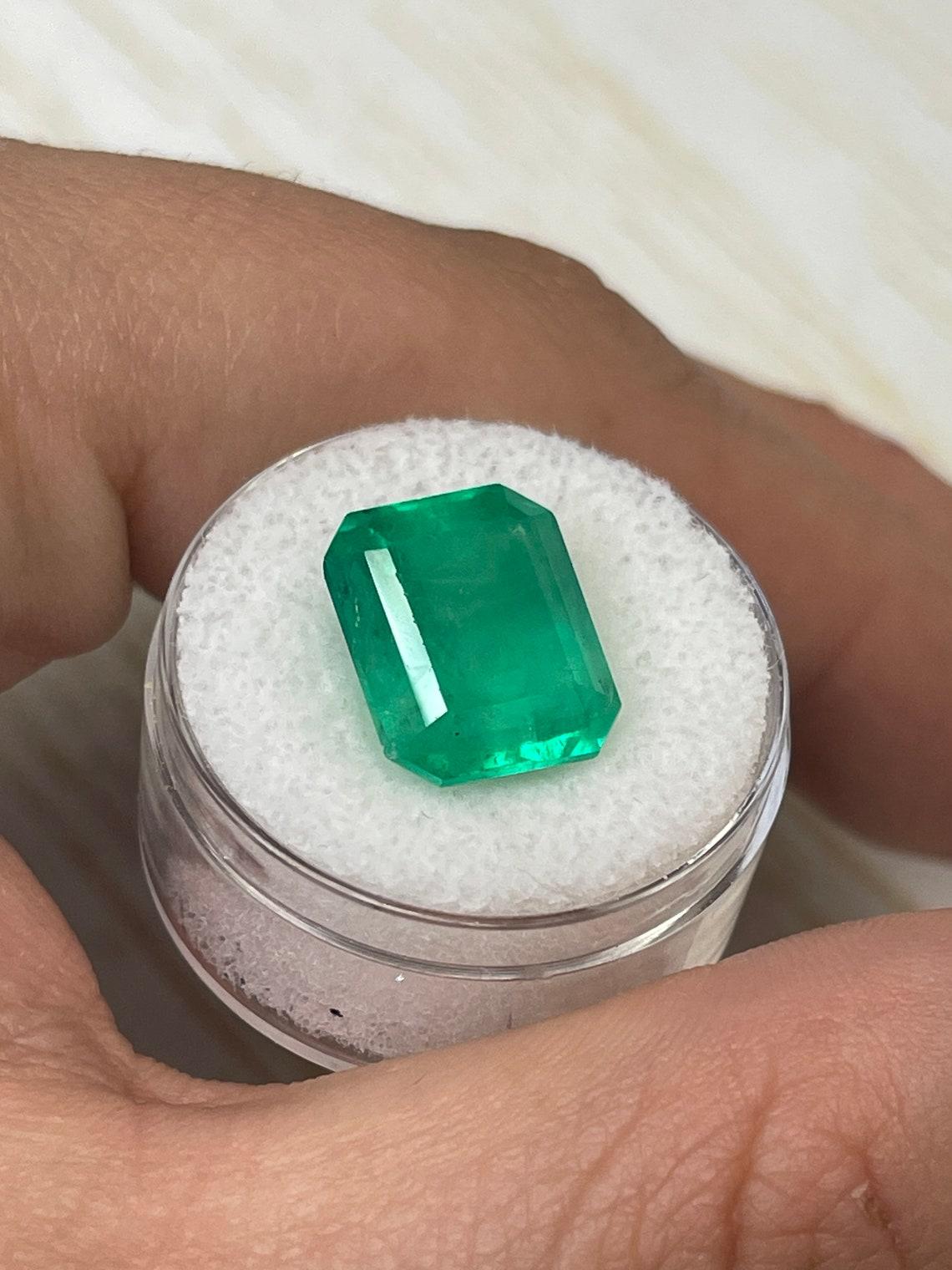 Women's or Men's 9.28ct Yellowish Green Emerald Cut Colombian Gem 13x11 Genuine May Birthstone For Sale