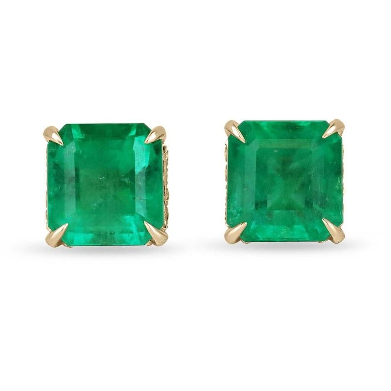 Offrez-vous le luxe avec ces boucles d'oreilles en émeraude et diamant, mettant en valeur deux remarquables émeraudes colombiennes taillées en Asscher, d'une qualité exceptionnelle et d'une taille impressionnante. D'un poids total de 8,48 carats,