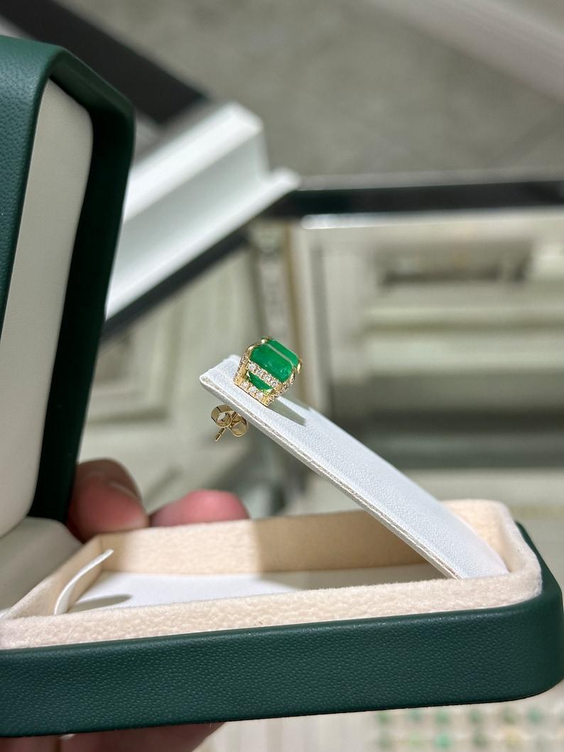 9.28tcw 18K Colombian Emerald & Diamond Stud Earrings  Asscher Cut Prong Set Pour femmes en vente