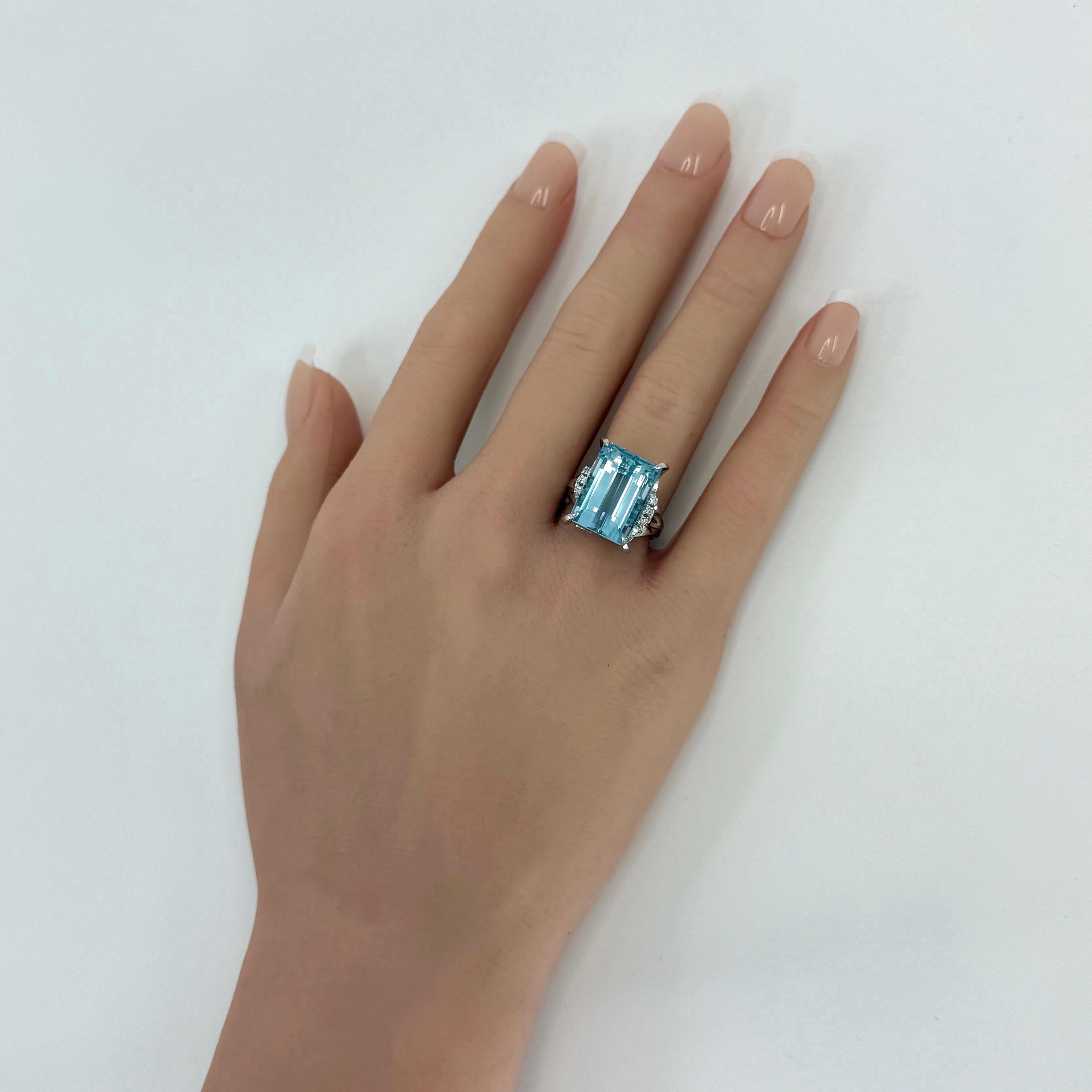 Anillo de cóctel de platino con aguamarina y diamantes talla esmeralda azul intenso de 9.29 ct Corte esmeralda en venta