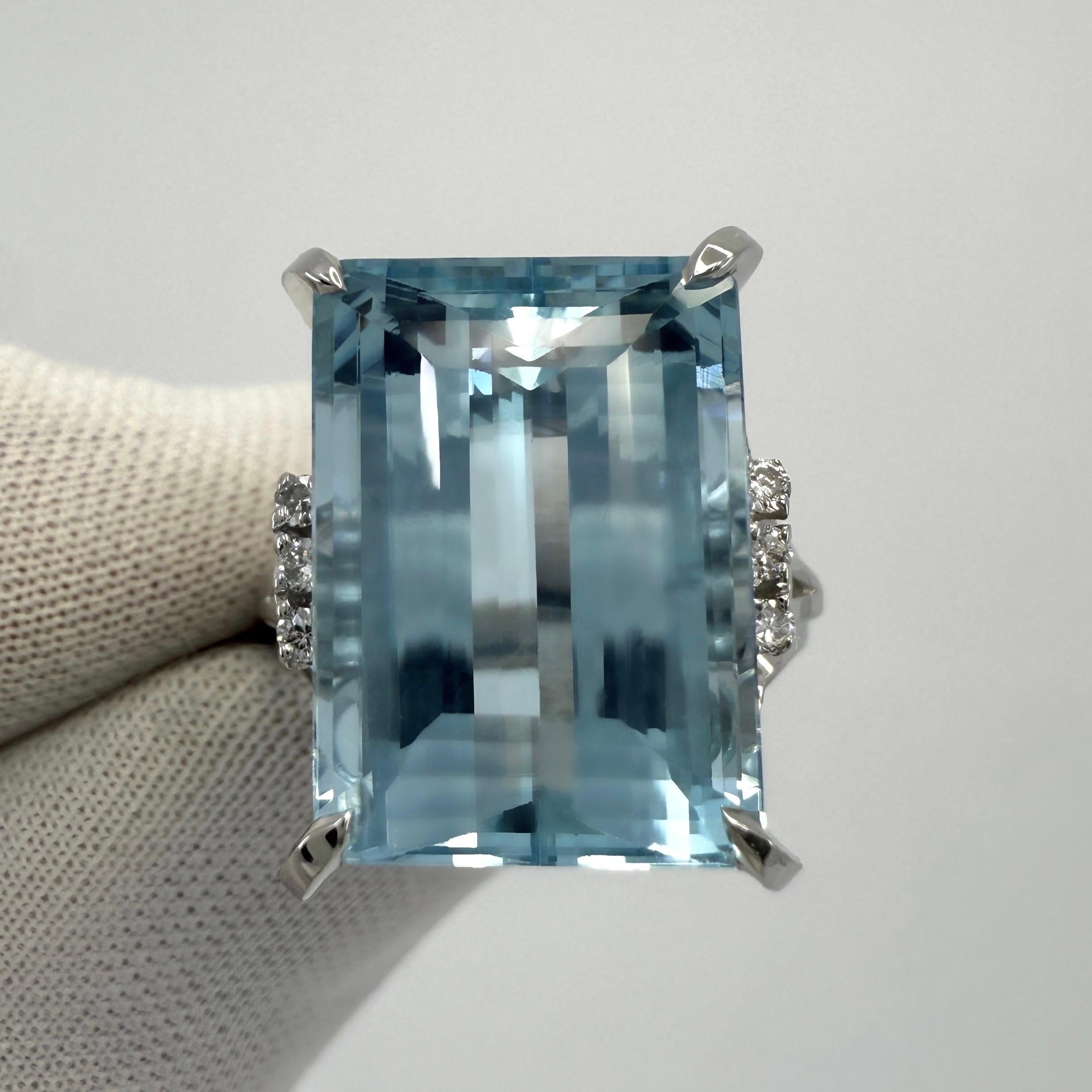 Femenino o masculino Anillo de cóctel de platino con aguamarina y diamantes talla esmeralda azul intenso de 9.29 ct en venta
