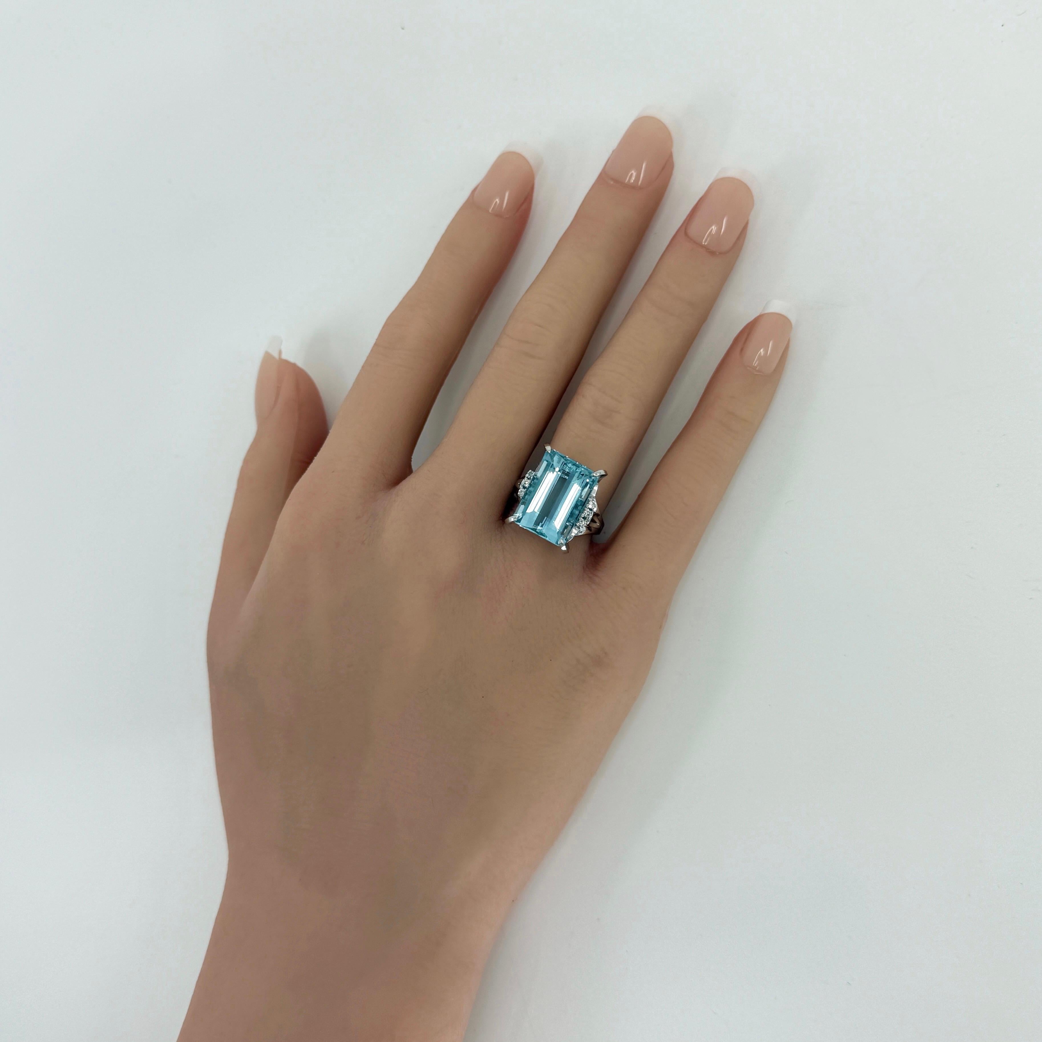 Anillo de cóctel de platino con aguamarina y diamantes talla esmeralda azul intenso de 9.29 ct en venta 3