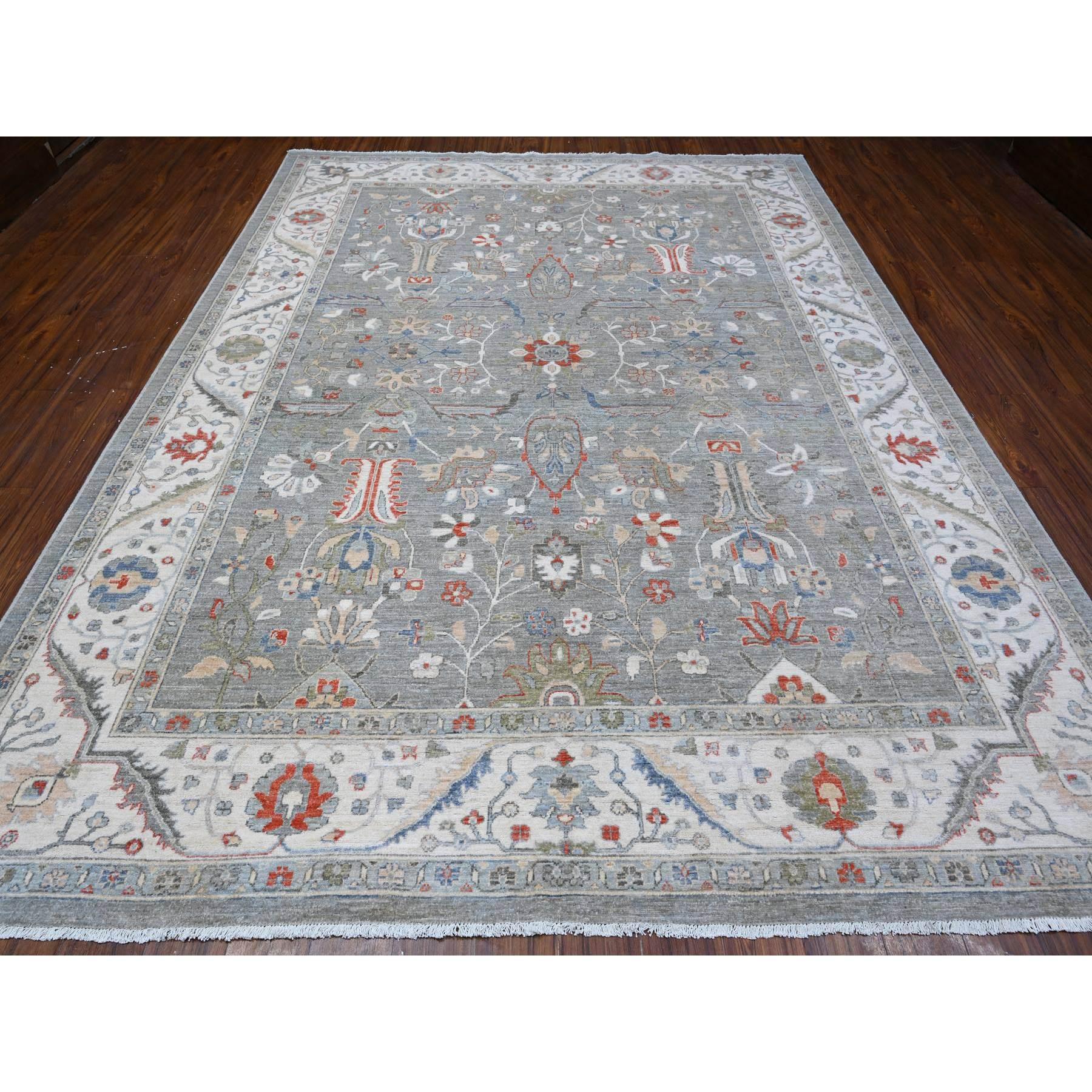 Si tratta di un autentico esemplare unico di Tappeto orientale Finer Peshawar con disegno Heriz all over, annodato a mano, in pura lana. È stato annodato per mesi e mesi con tecniche di tessitura secolari da esperti artigiani.
Materiali primari: