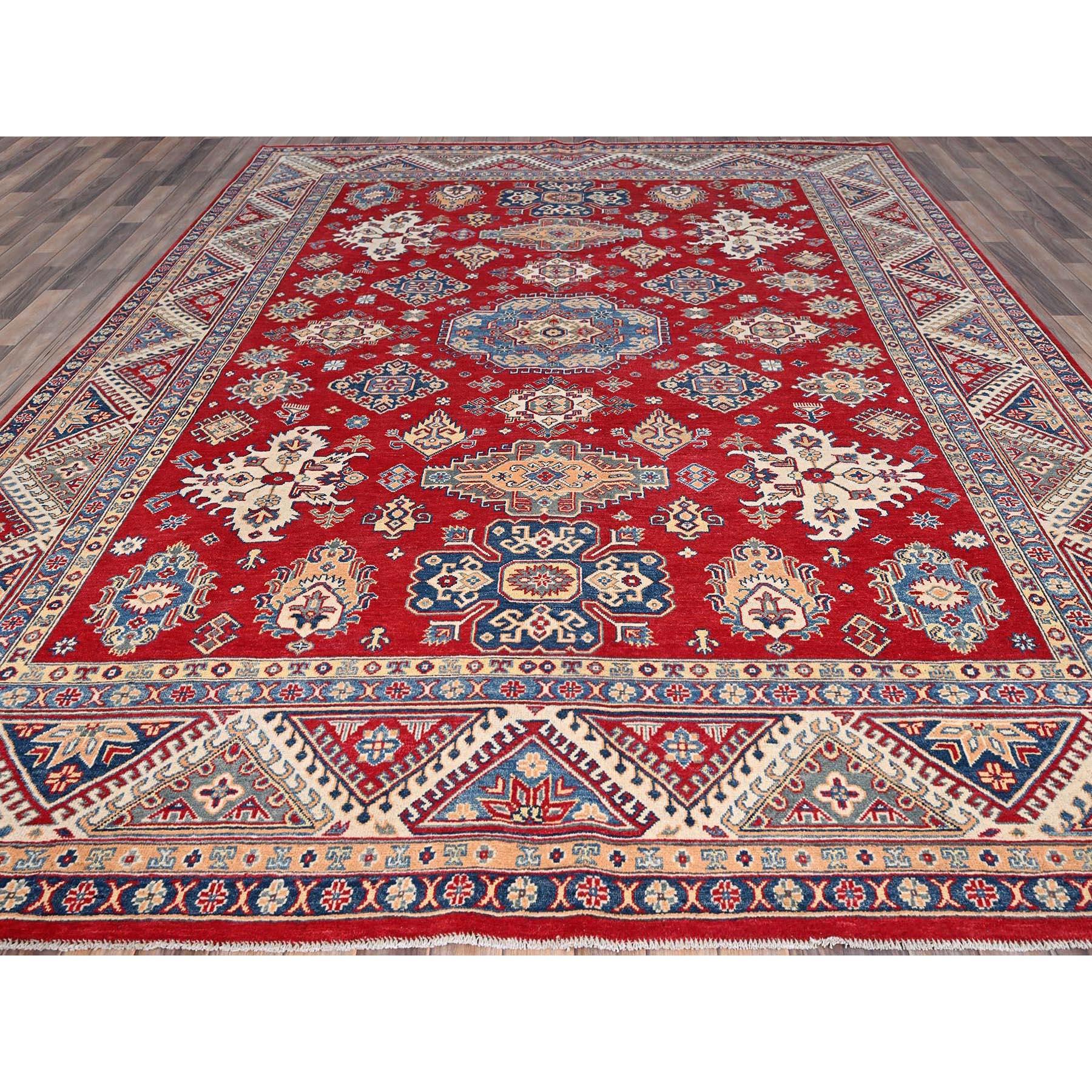 Il s'agit d'un véritable tapis d'Orient Kazak, noué à la main, en pure laine. Il a été noué pendant des mois et des mois selon des techniques de tissage séculaires par des artisans experts.
Matières premières : Laine
Latex : Pas de poils 
hauteur :