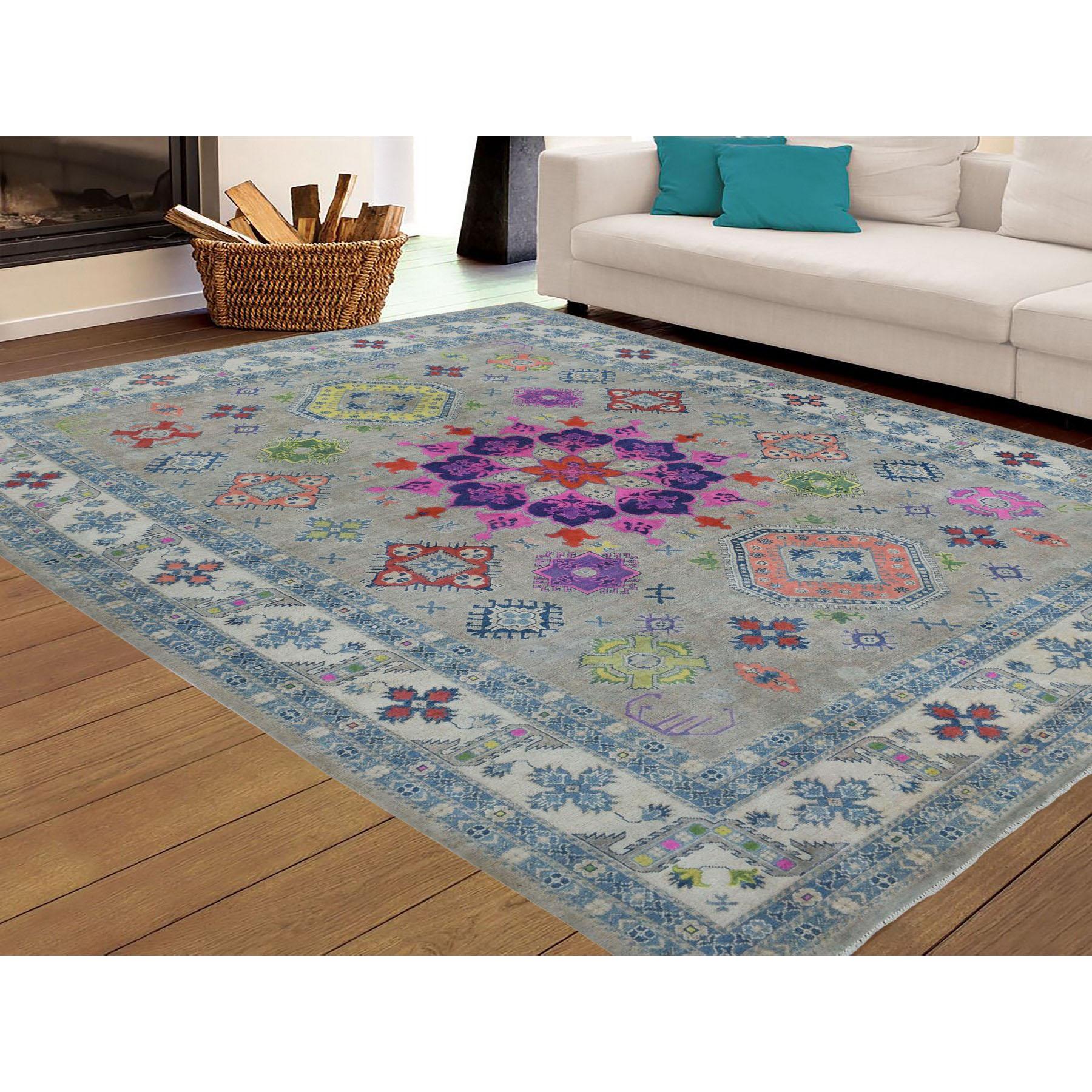 Dies ist eine wirklich echte one-of-a-kind Colorful Fusion Kazak Geometric Design Pure Wool Hand-Knotted Rug.it wurde für Monate und Monate in den Jahrhunderte alten persischen Weberei Handwerkstechniken von erfahrenen Handwerkern geknüpft.	Primäre