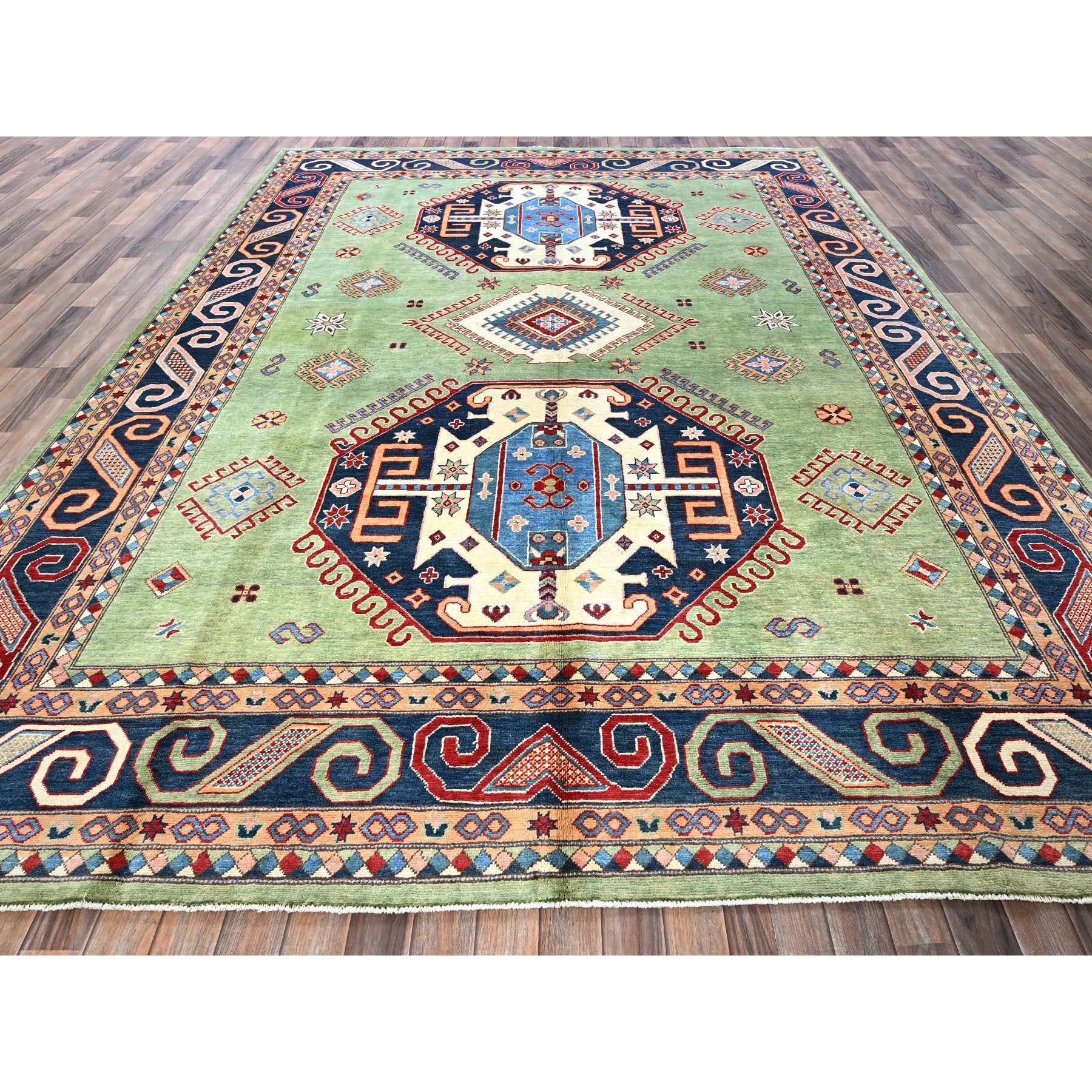 Pastellgrün, Afghanische Spezial Kazak, Geometrisches Medaillonmuster, Handgeknüpft, Dicht gewebt, Reine Wolle, Pflanzliche Farbstoffe, Orientteppich
Primäre MATERIALIEN: Wolle
Latex: Kein Flor 
Höhe: 0,25 Zoll
Stil: Traditionell
Grundfarbe: