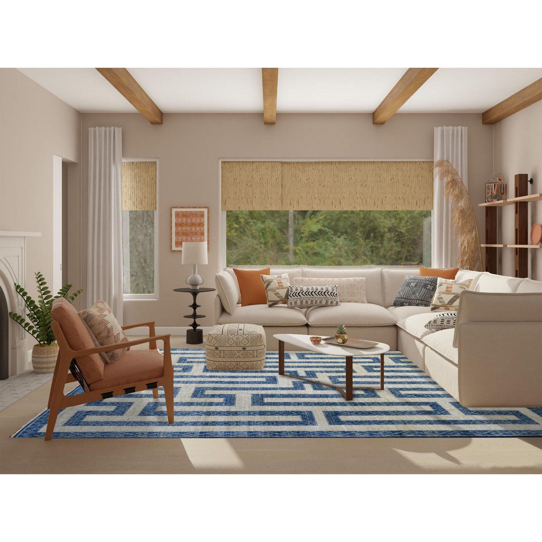 Tapis d'Orient en laine, noué à la main, densément tissé, doux et brillant, à motifs de labyrinthe bleu denim et d'influence berbère
Matières premières : Laine
Latex : Pas de poils 
hauteur : 0,25 pouces
Style : Transitionnel
Couleur primaire :