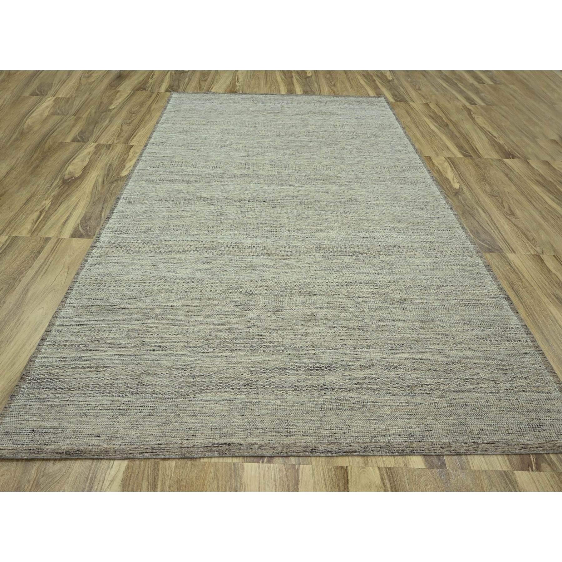 Brun ambré et beige, noué à la main, Design/One oxydé et vieilli avec chaînes apparentes, Laine naturelle, Tapis d'Orient
\NMatières premières : Laine
Latex : Pas de poils 
hauteur : 0,25 pouces
Style : Contemporain
Couleur primaire :