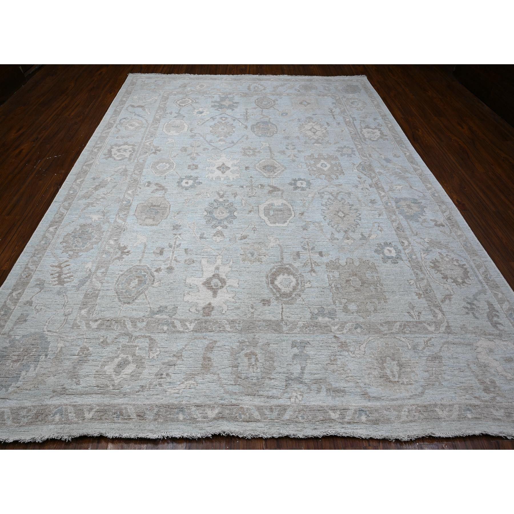 Si tratta di un autentico tappeto orientale di Angora Oushak, annodato a mano, in pura lana, unico nel suo genere. È stato annodato per mesi e mesi con tecniche di tessitura secolari da esperti artigiani.
Materiali primari: Lana
Lattice: No Pile