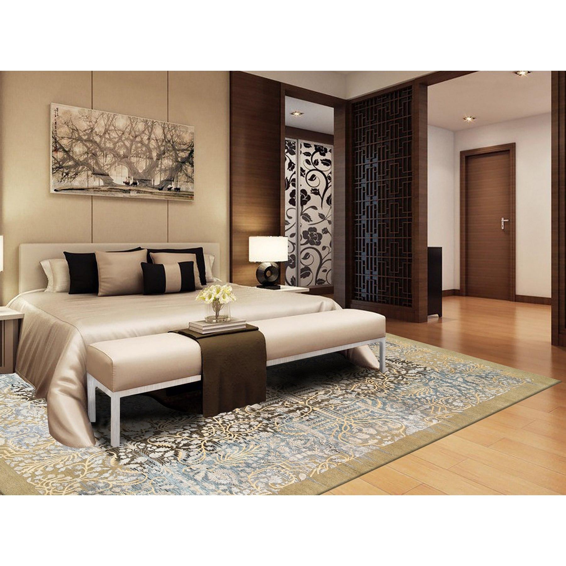 Il s'agit d'un véritable tapis oriental de transition sarouk, brun doré, en soie et laine texturée, noué à la main, unique en son genre. Il a été noué pendant des mois et des mois selon des techniques de tissage séculaires par des artisans