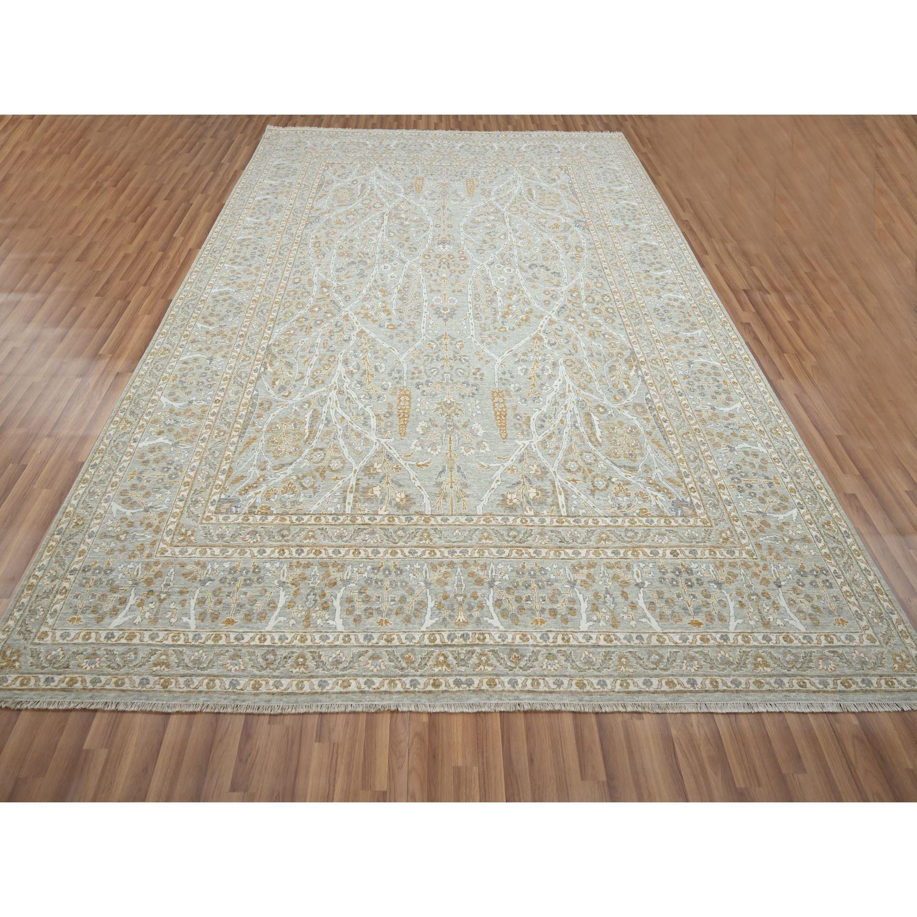 Spanish Gray, 200 KPSI, Meditation Tree of Life Design, Ton in Ton, Null Flor, 100% Wolle, Dicht gewebt, Handgeknüpft, Orientteppich
Primäre MATERIALIEN: Wolle
Latex: Kein Flor 
Höhe: 0,25 Zoll
Stil: Traditionell
Grundfarbe: Grau
Sekundäre Farben: