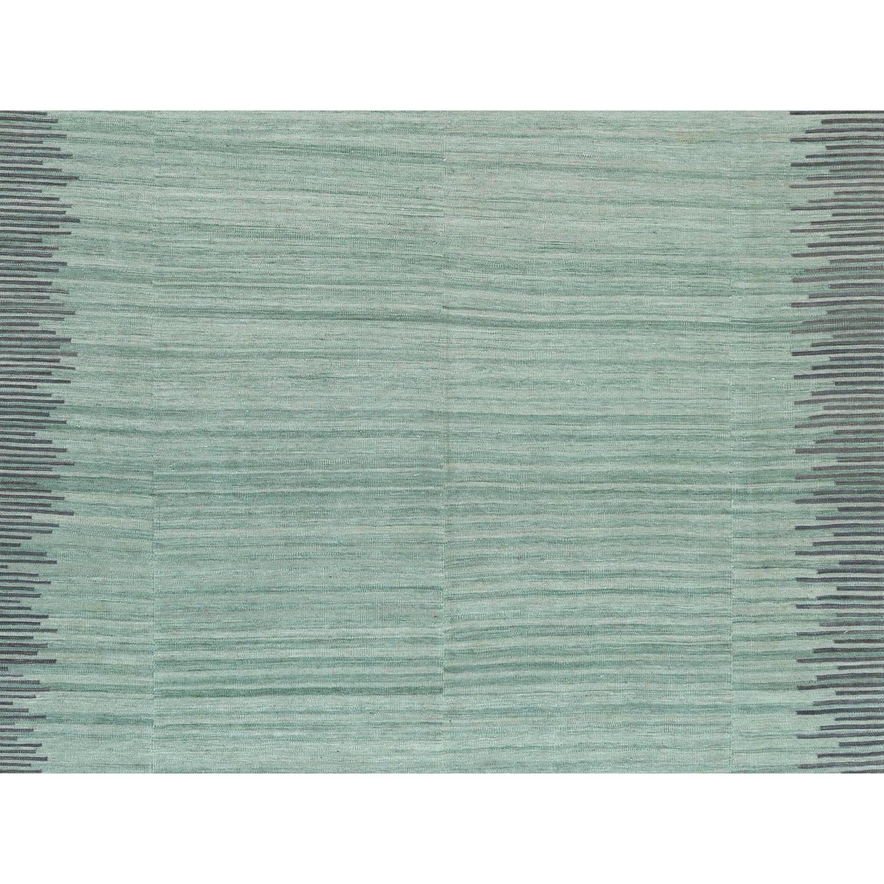 Il s'agit d'un véritable tapis oriental réversible tissé à la main en laine organique Kilim vert clair avec un design nomade. Il a été tissé pendant des mois et des mois selon des techniques artisanales séculaires par des artisans experts.
Matières