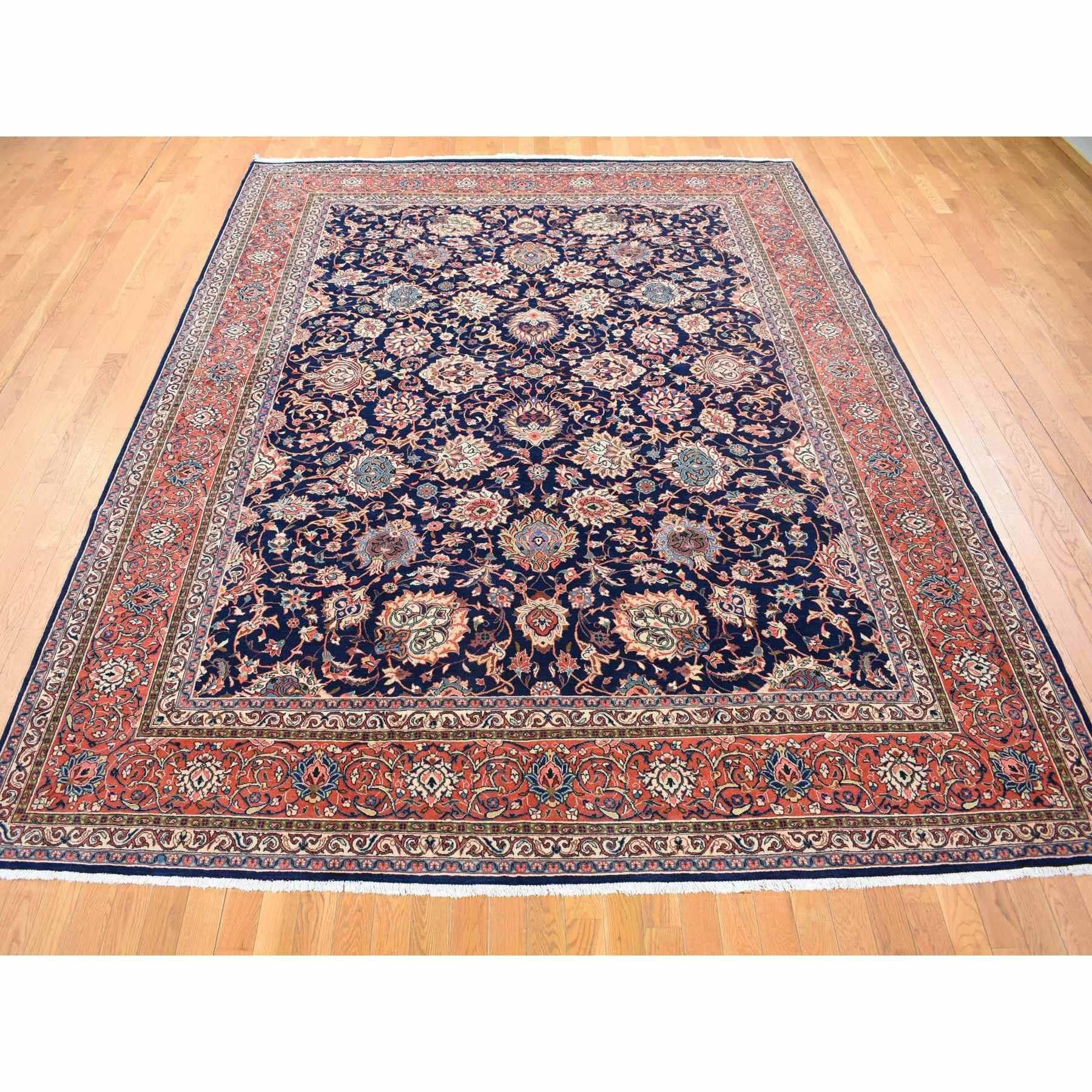 Si tratta di un autentico tappeto orientale blu notte, New Persian Kashan All Over Design, lana organica annodata a mano, unico nel suo genere. È stato annodato per mesi e mesi con tecniche di tessitura secolari da esperti artigiani.
Materiali