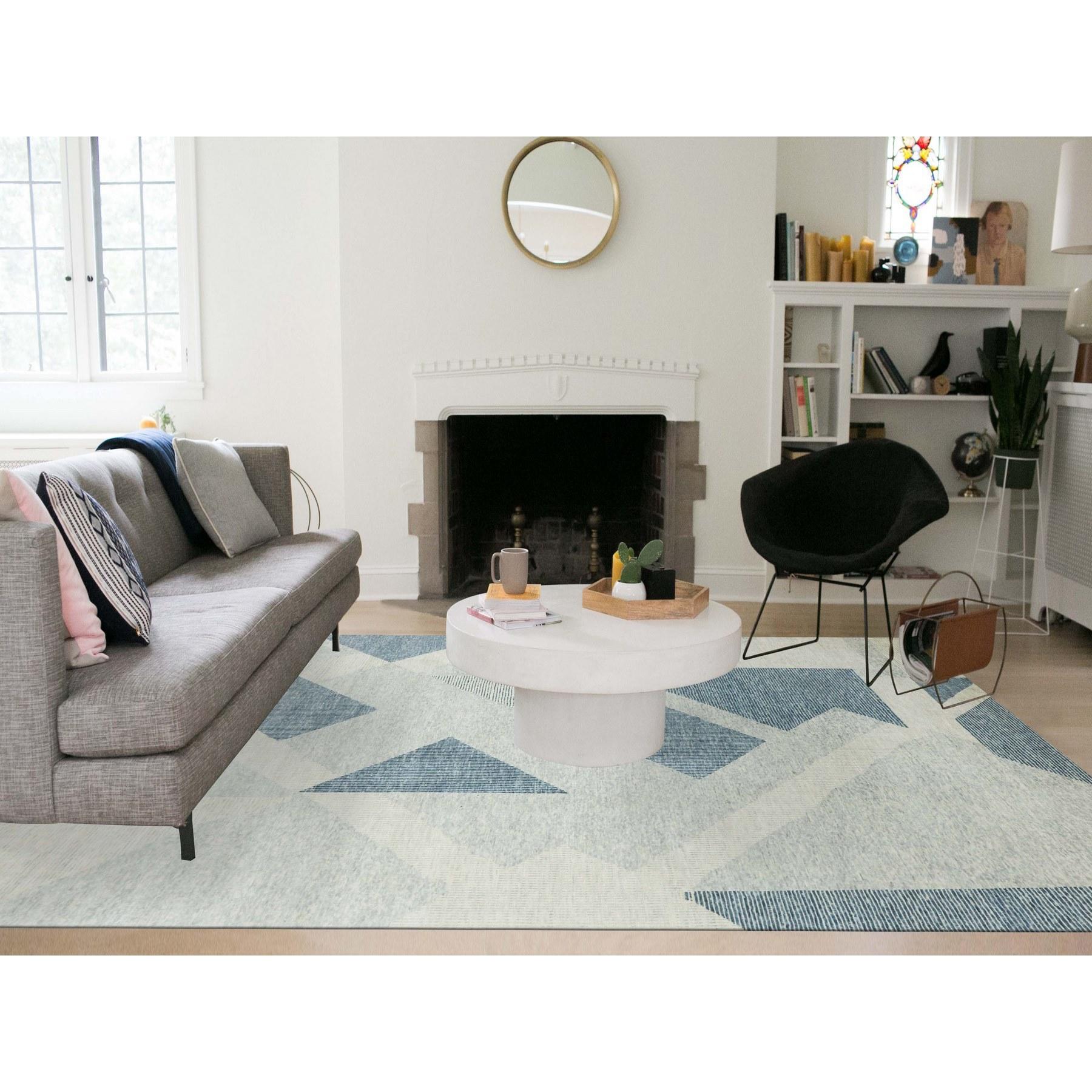 Stone Blue, Collection Art Déco géométrique nouée à la main, Laine biologique, Tapis d'Orient
Matières premières : Laine
Latex : Pas de poils 
hauteur : 0,25 pouces
Style : Transitionnel
Couleur primaire : bleu
Couleurs secondaires : Ivoire, bleu