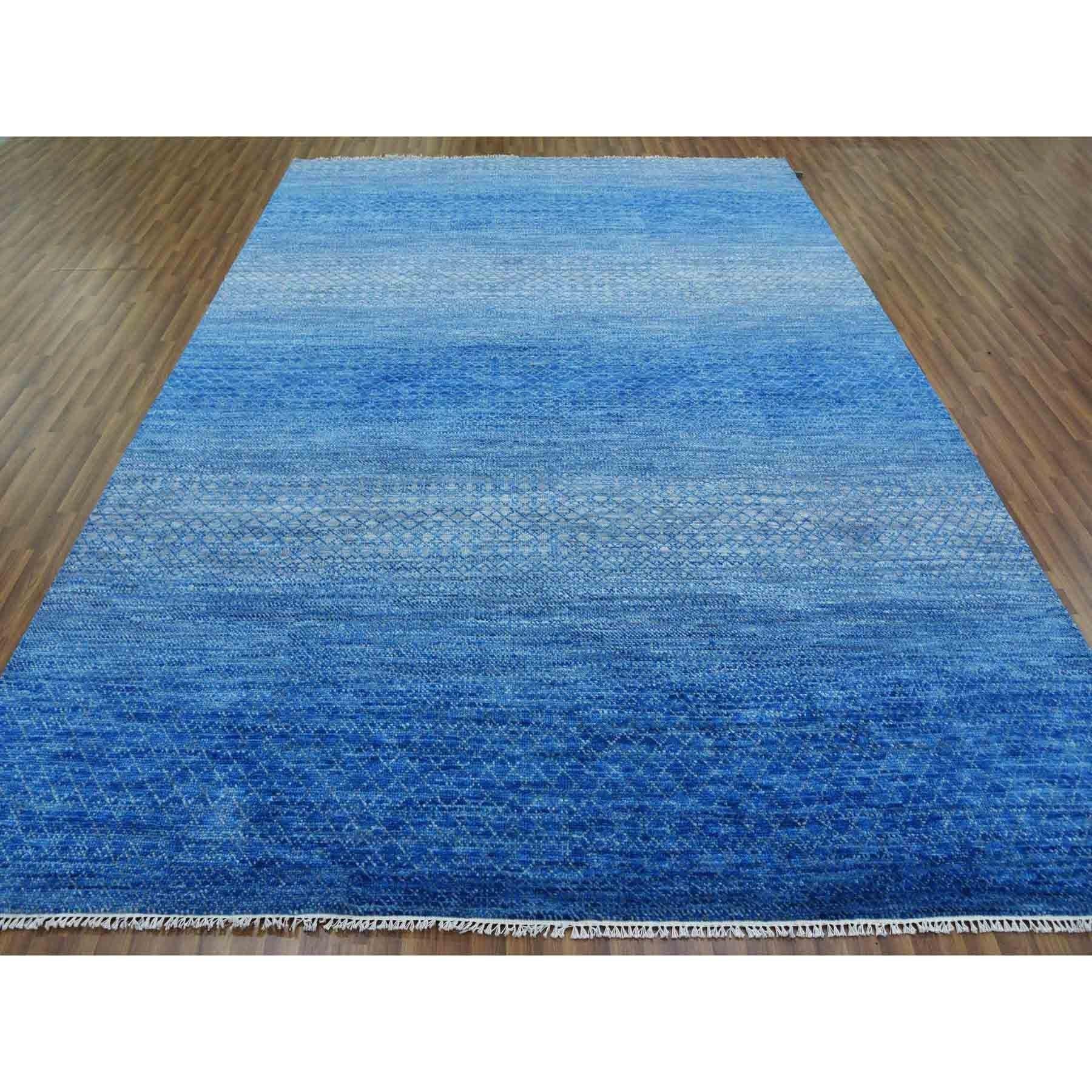 Dies ist eine wirklich echte one-of-a-kind Blue, Modern Chiaroscuro Collection, reine Wolle dick und Plüsch, handgeknüpft Orientteppich. Es wurde monatelang von erfahrenen Kunsthandwerkern in jahrhundertealten Webtechniken geknüpft.
Primäre