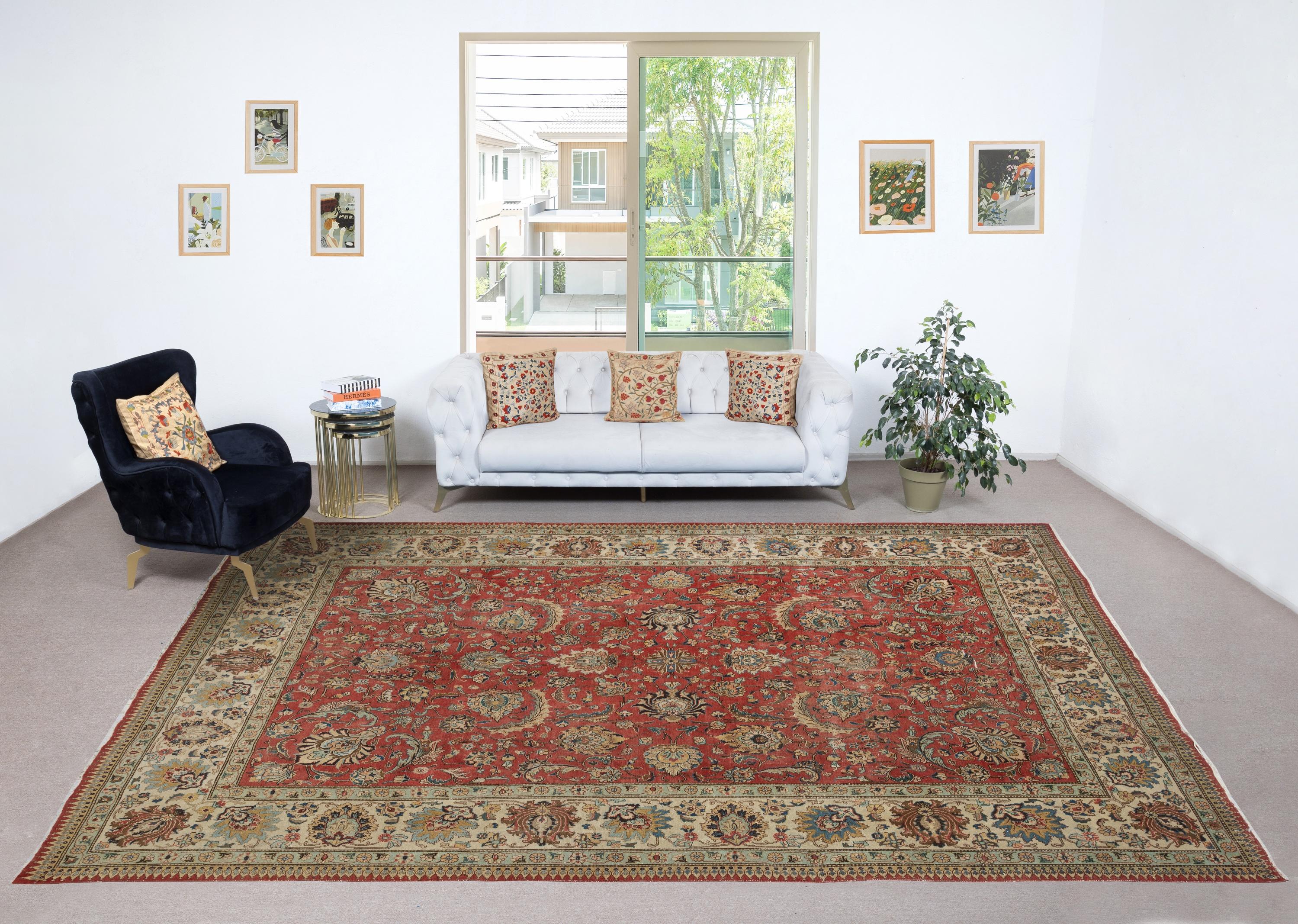 Infunde a tu hogar la belleza atemporal de esta alfombra turca tradicional vintage hecha a mano, una obra maestra anudada a mano y elaborada con una lujosa mezcla de lana y algodón. Tejida por hábiles artesanos con técnicas centenarias, esta