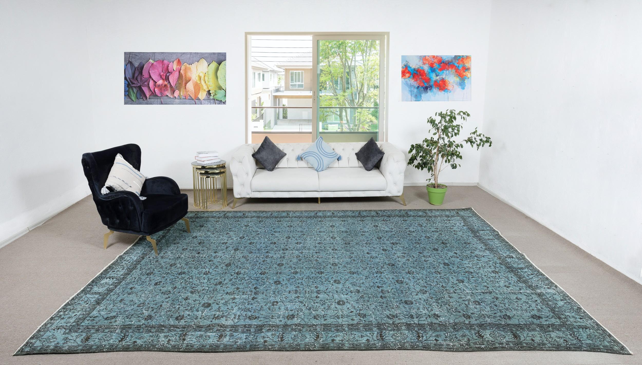 Nuestras alfombras sobreteñidas son todas piezas vintage anudadas a mano que se recrean en nuestro taller para atender a una gama más amplia de opciones de interiorismo, desde moderno a costero, desde industrial a rústico/cottage. Estas alfombras de