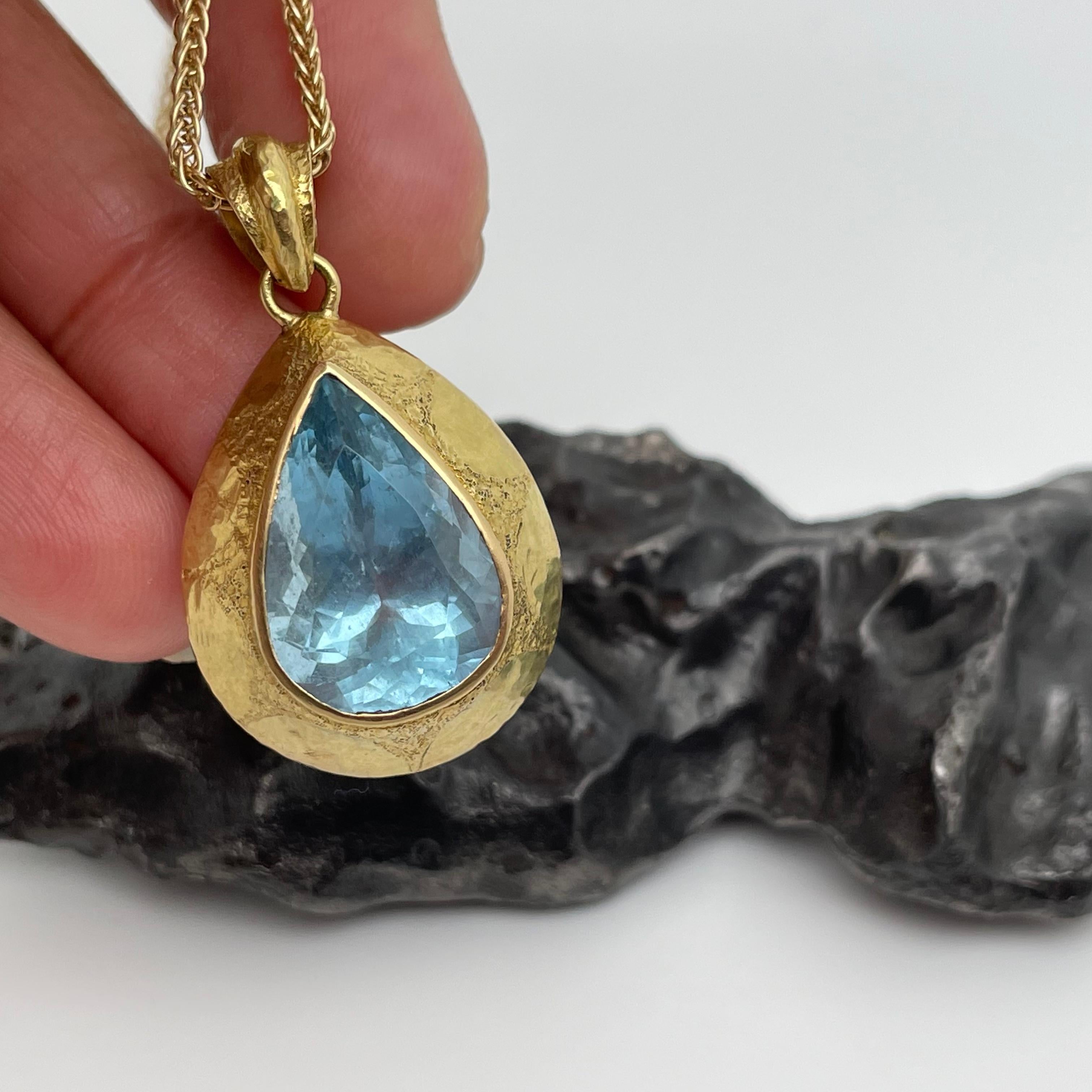 9.3 Carat Aquamarine 18K Gold Pendant 3