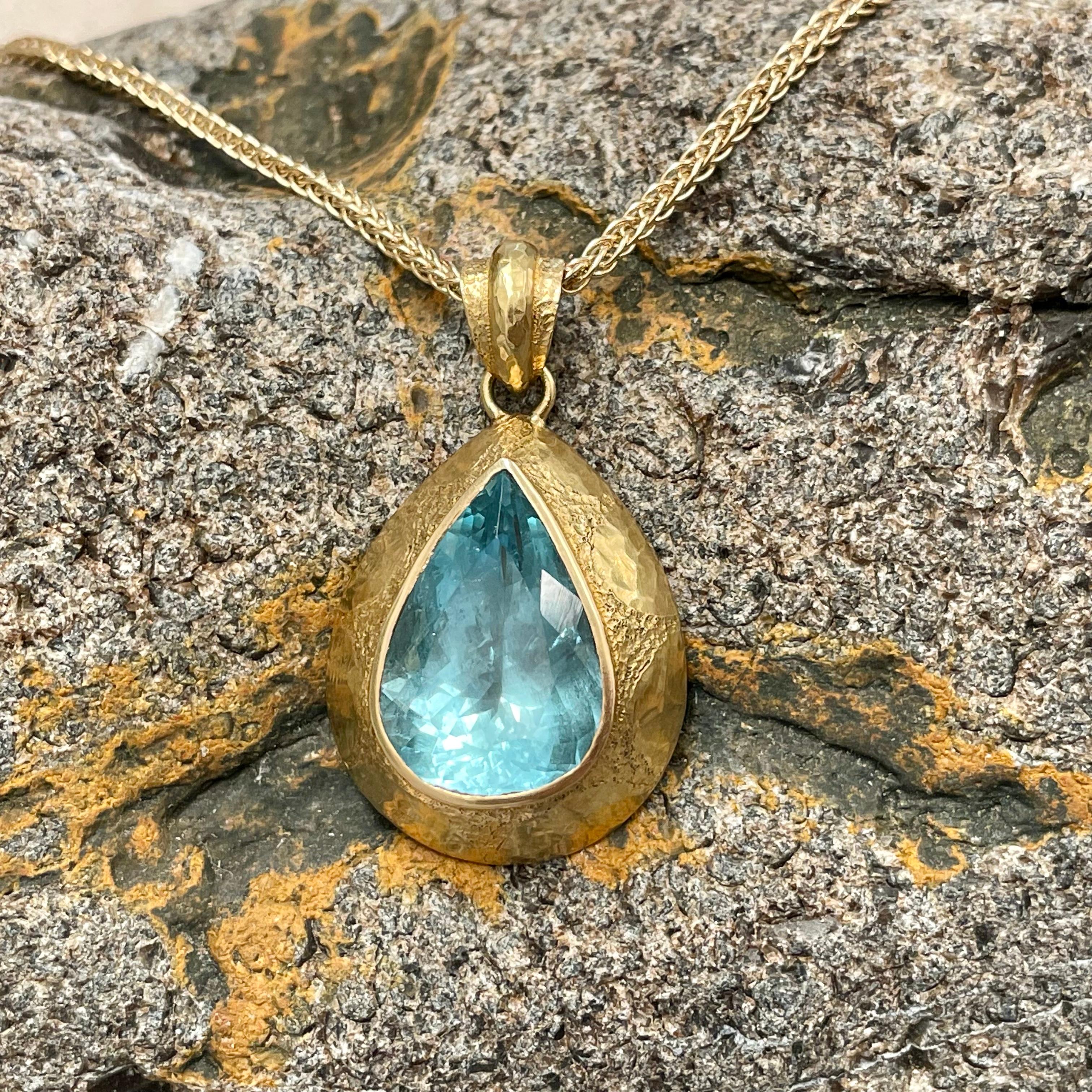 9.3 Carat Aquamarine 18K Gold Pendant In New Condition In Soquel, CA