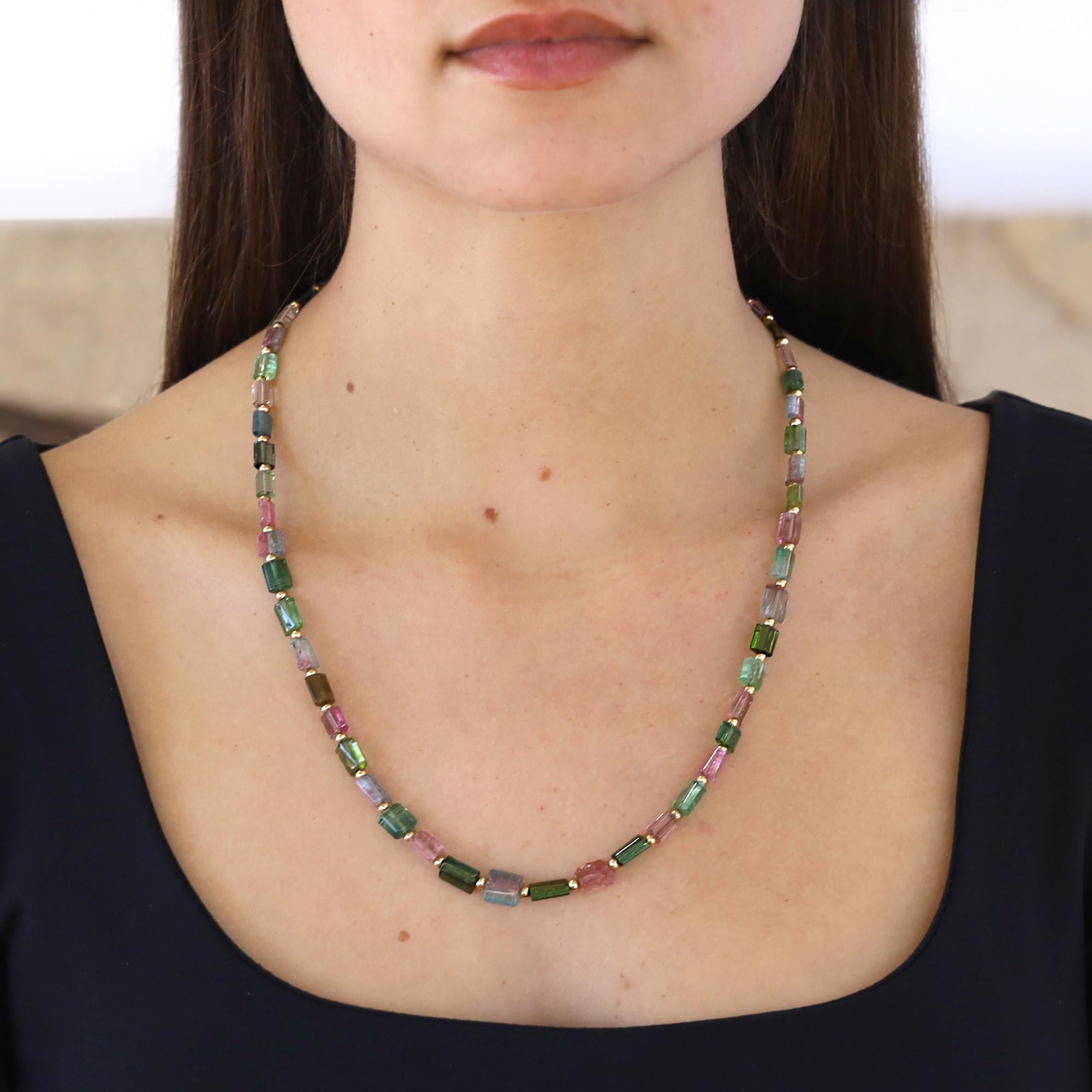 Dai una marcia in più alla tua energia indossando questo filo di perline di tormalina di alta qualità. Abbiamo raccolto 53 esemplari unici di tormalina grezza di diverse tonalità e li abbiamo intervallati con perline in oro giallo 14k. Per un totale
