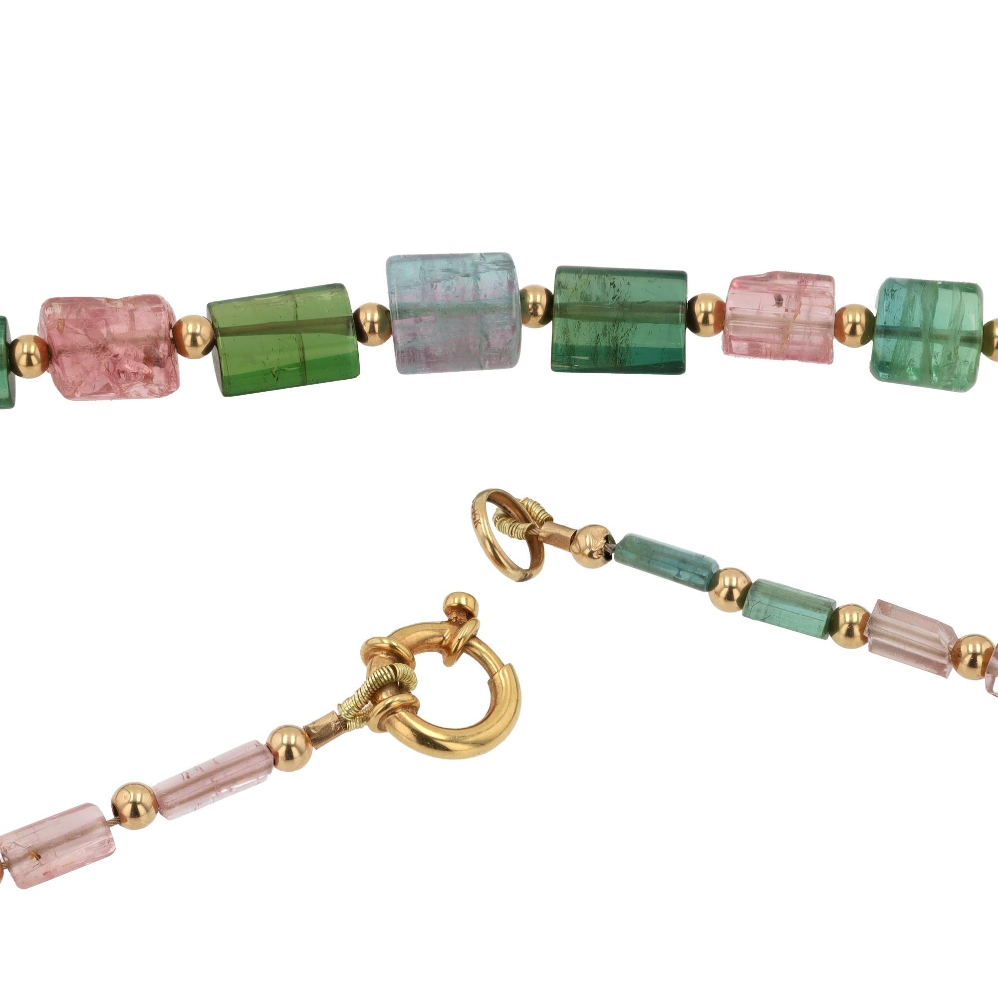 Contemporaneo Collana di perline di tormalina grezza multicolore da 93 carati in vendita
