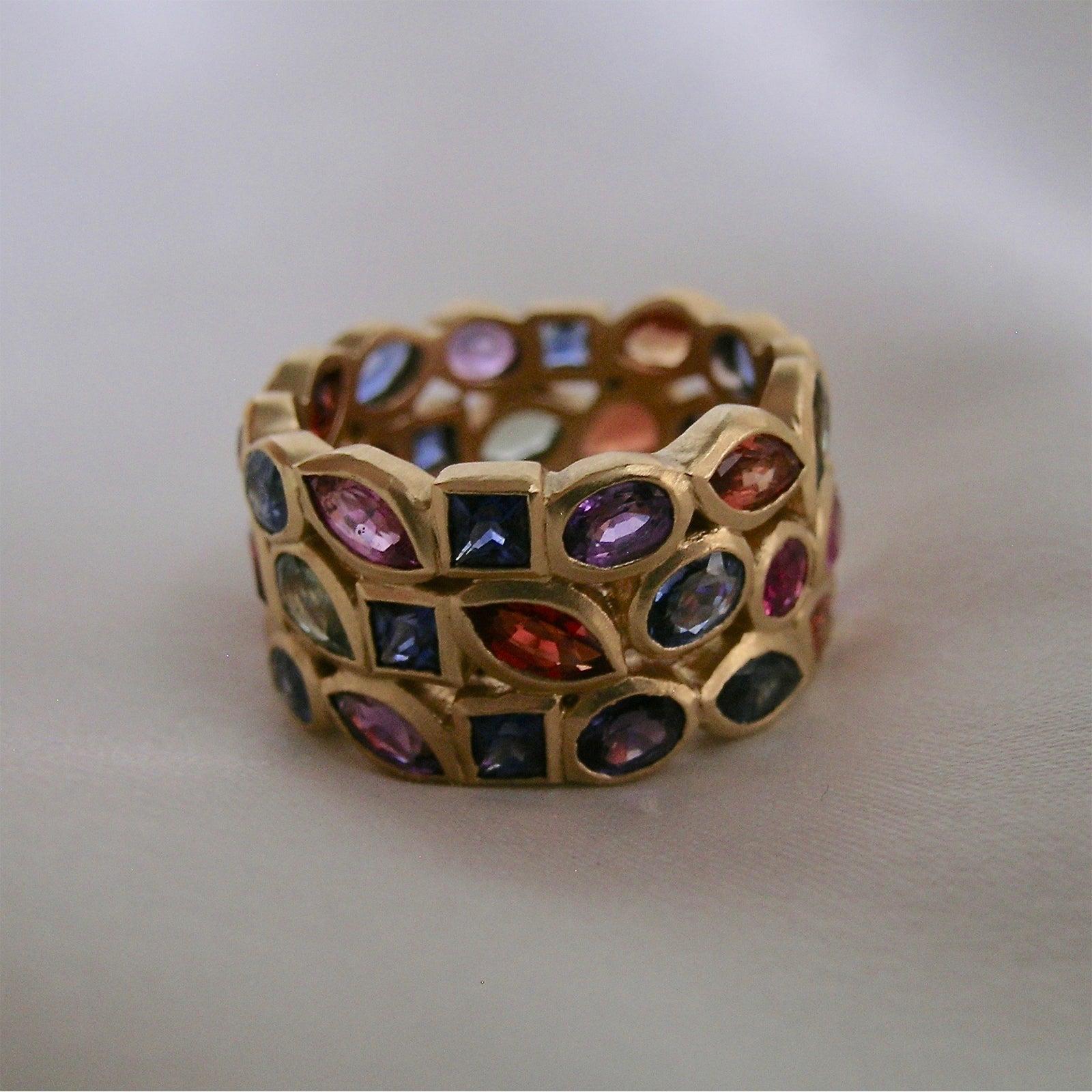 For Sale:  9.3 Carat Sapphire and 18 Karat Gold Band Ring 2
