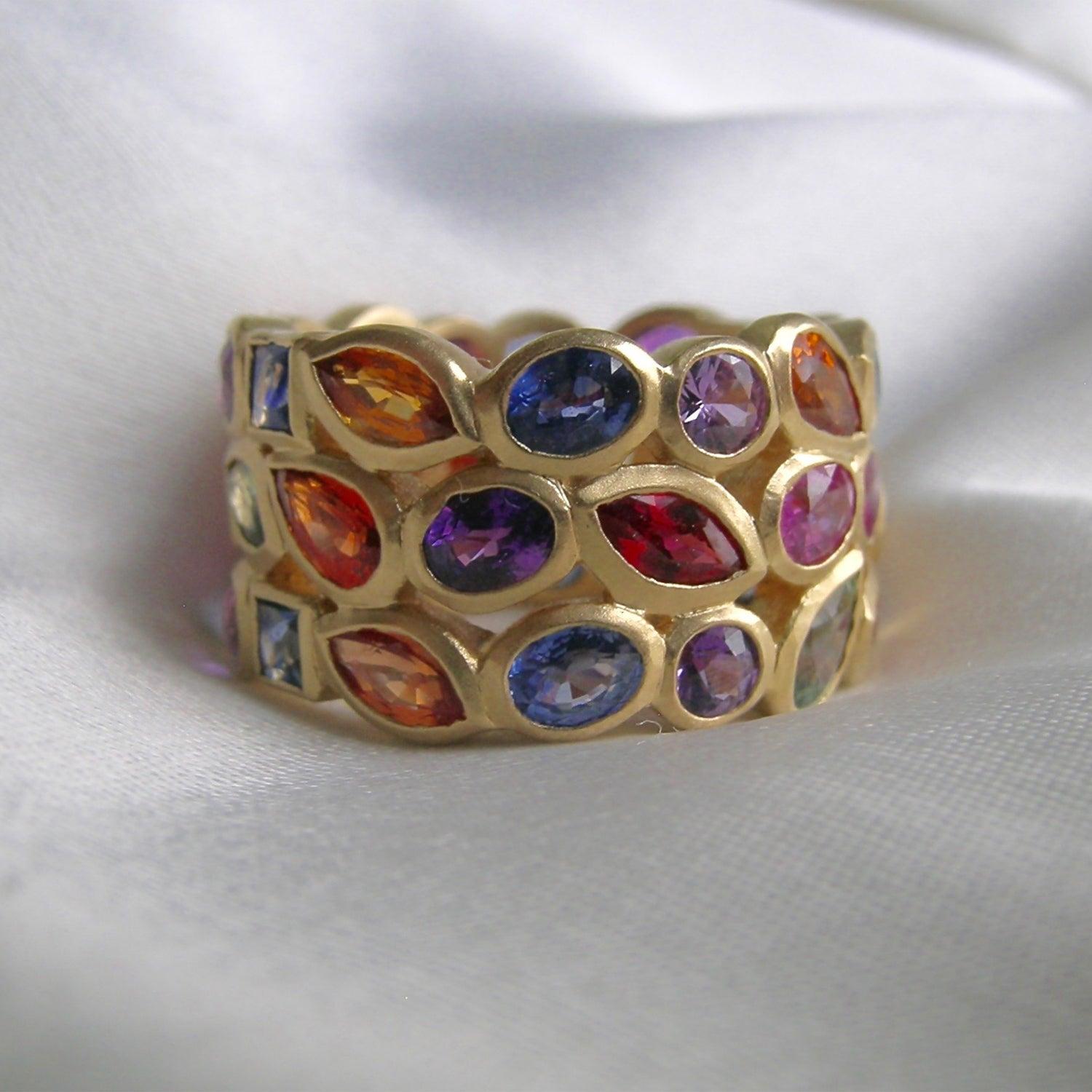 For Sale:  9.3 Carat Sapphire and 18 Karat Gold Band Ring 4