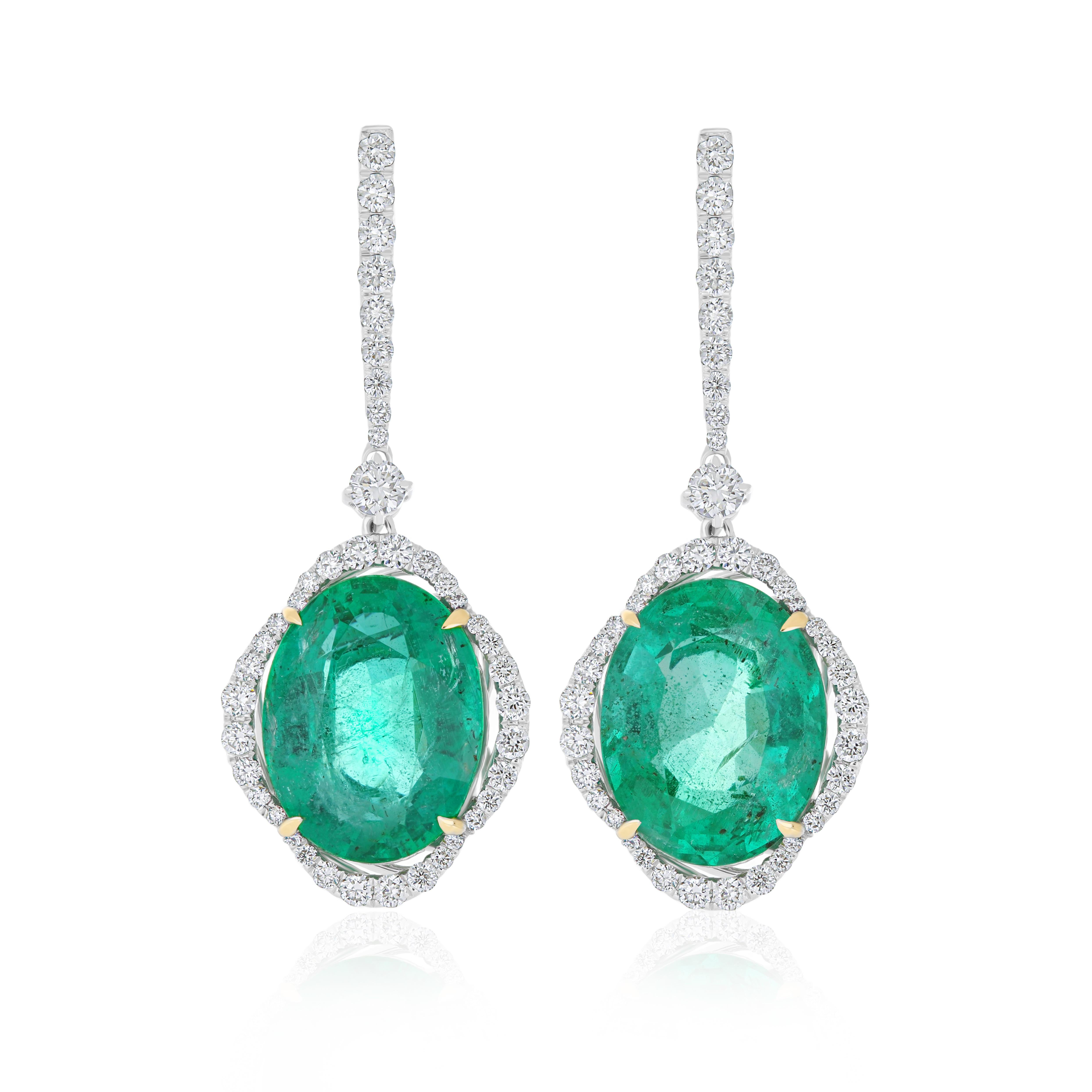  Emeralds and Daimond Drop Earrings in 18 Karat White Gold Hand-Craft Earring In New Condition For Sale In JAIPUR, IN