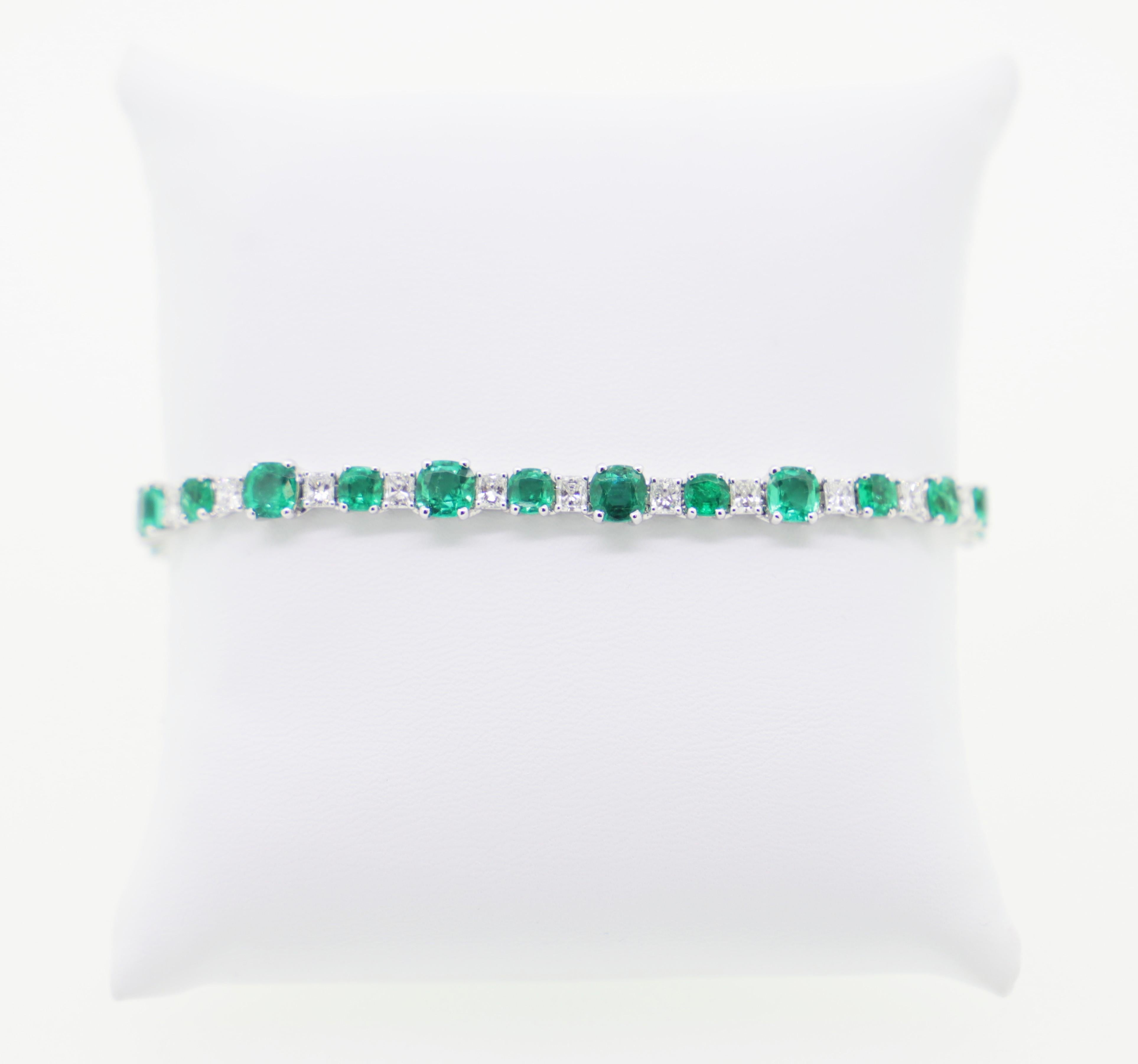 Contemporary 9.30 Carat Cushion Emerald and White Diamond Tennis Bracelet For Sale