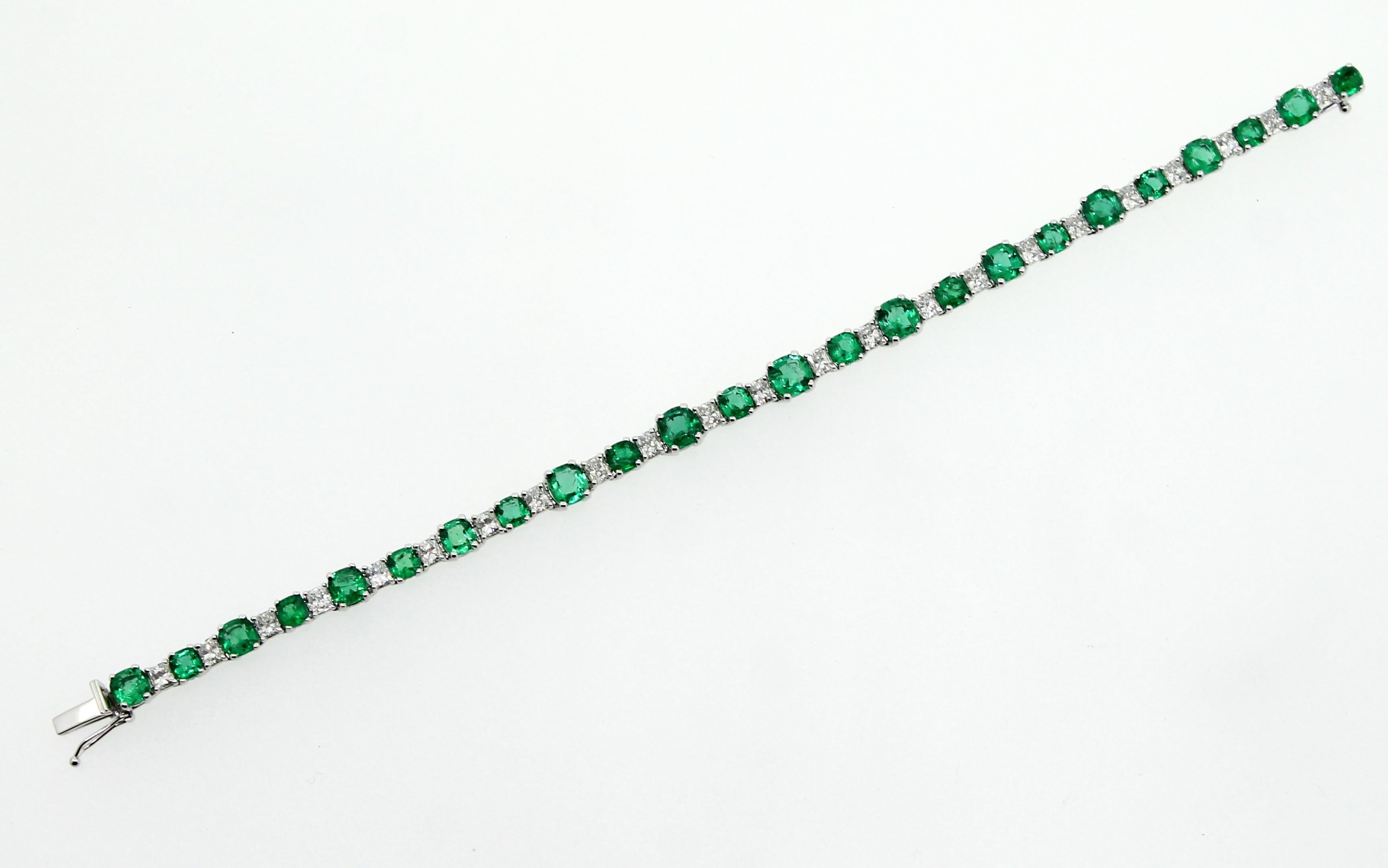 9.30 Carat Cushion Emerald and White Diamond Tennis Bracelet In New Condition For Sale In Milano, IT