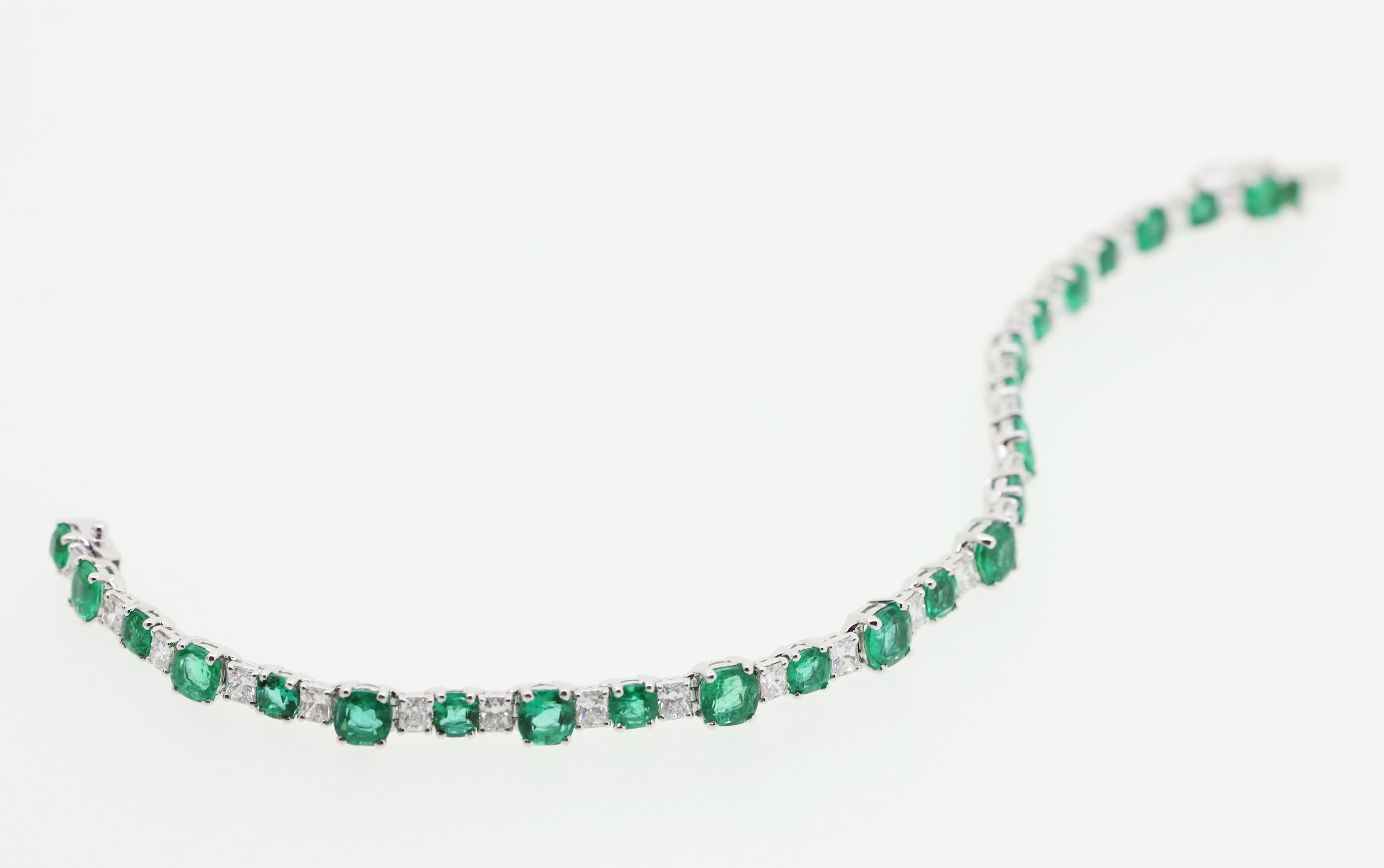 9.30 Carat Cushion Emerald and White Diamond Tennis Bracelet For Sale 3