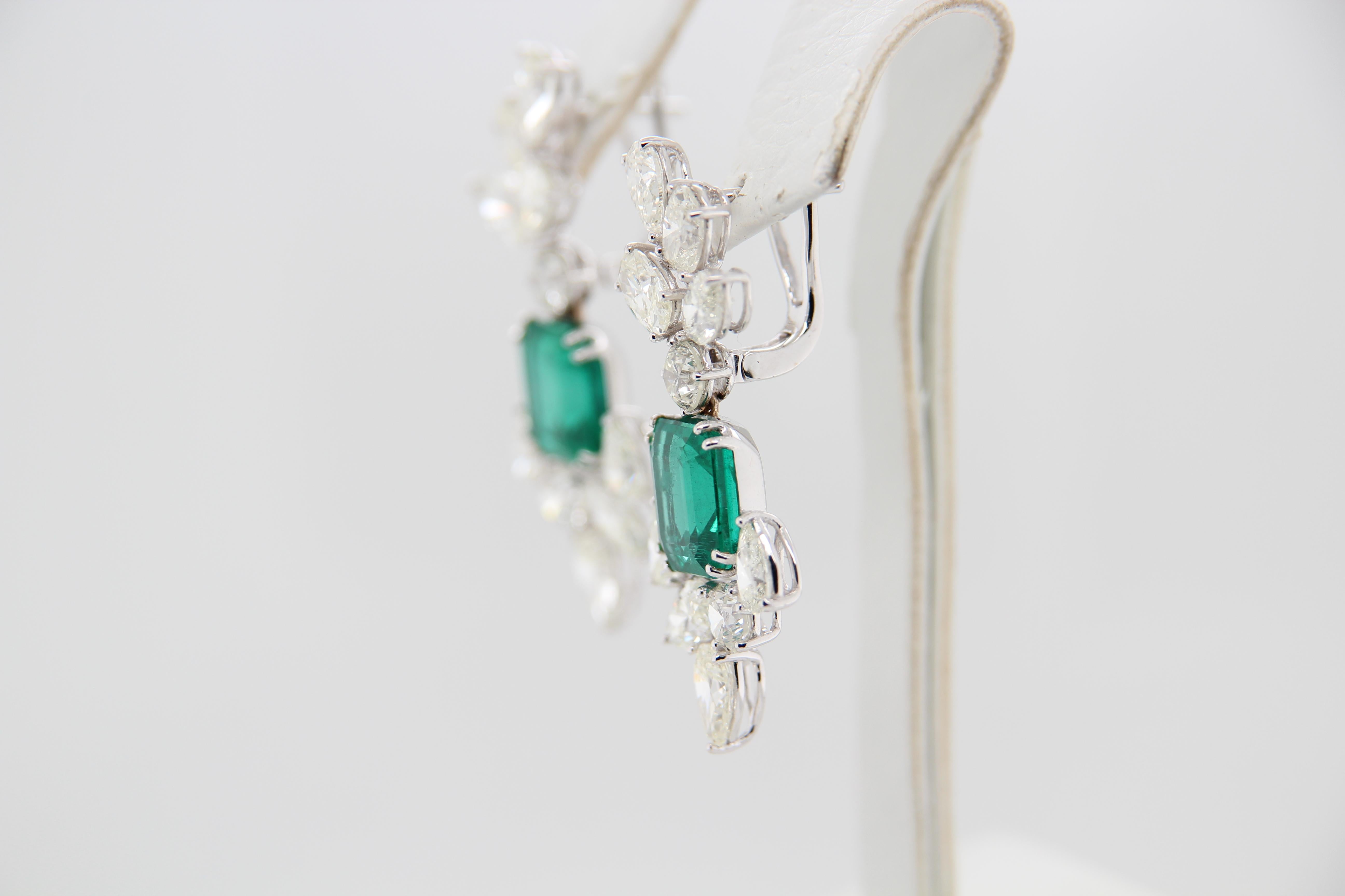 Cushion Cut 9.30 Carat Emerald and Diamond 18 Karat Gold Earring