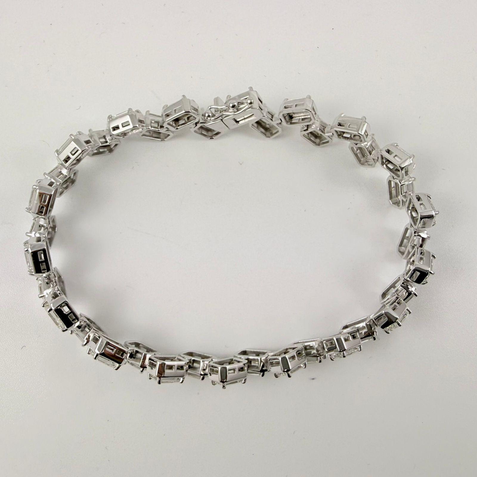 Pulsera de oro blanco de 14 quilates con bisel de burbuja, talla esmeralda y 9,30 quilates Moderno en venta