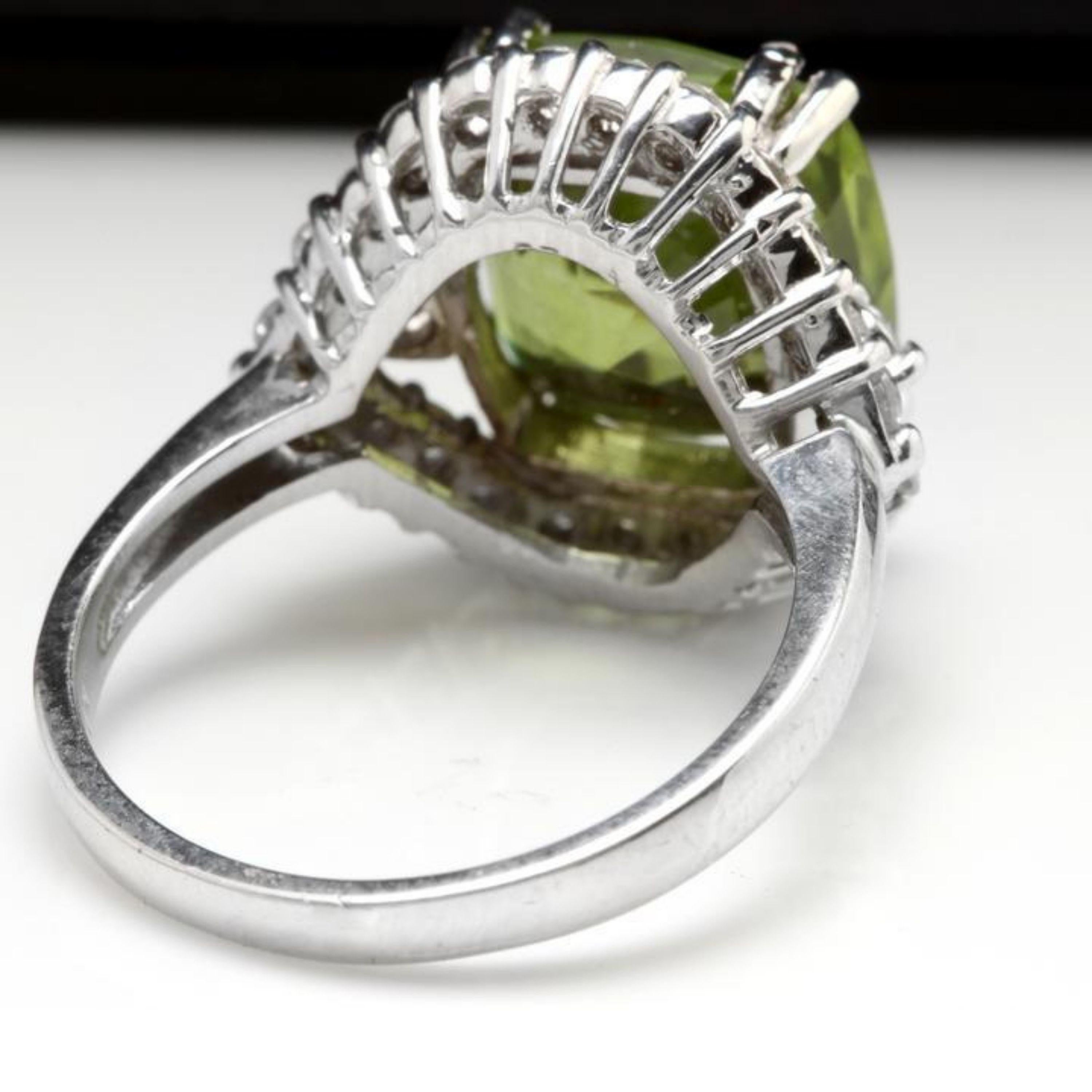 9.30 Carat Natural Very Nice Looking Peridot and Diamond 14K Solid Gold Ring In New Condition For Sale In Los Angeles, CA